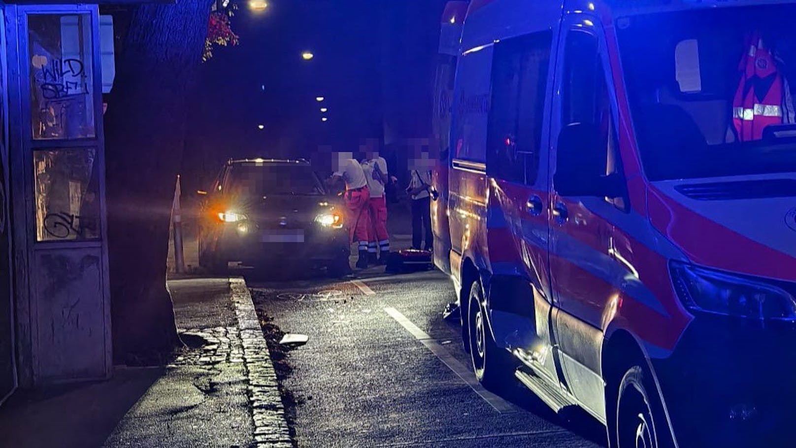 In der Hütteldorfer Straße Ecke Waidhausenstraße im 14. Wiener Gemeindebezirk krachte es am Dienstag gegen 2 Uhr nachts gewaltig.