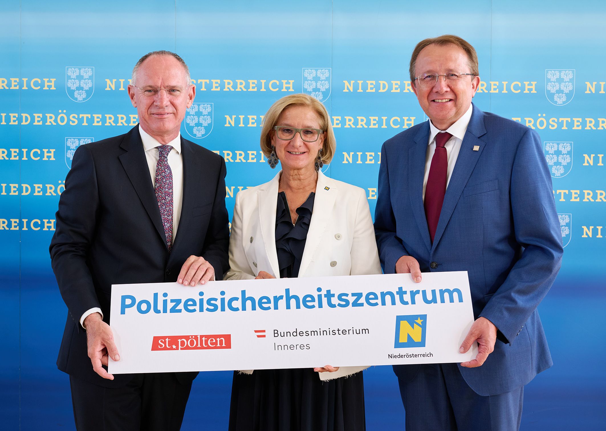 Stellten das Projekt des neuen Polizeisicherheitszentrums Niederösterreich in St. Pölten vor: Bundesminister Gerhard Karner, Landeshauptfrau Johanna Mikl-Leitner und Bürgermeister Matthias Stadler (v.l.).