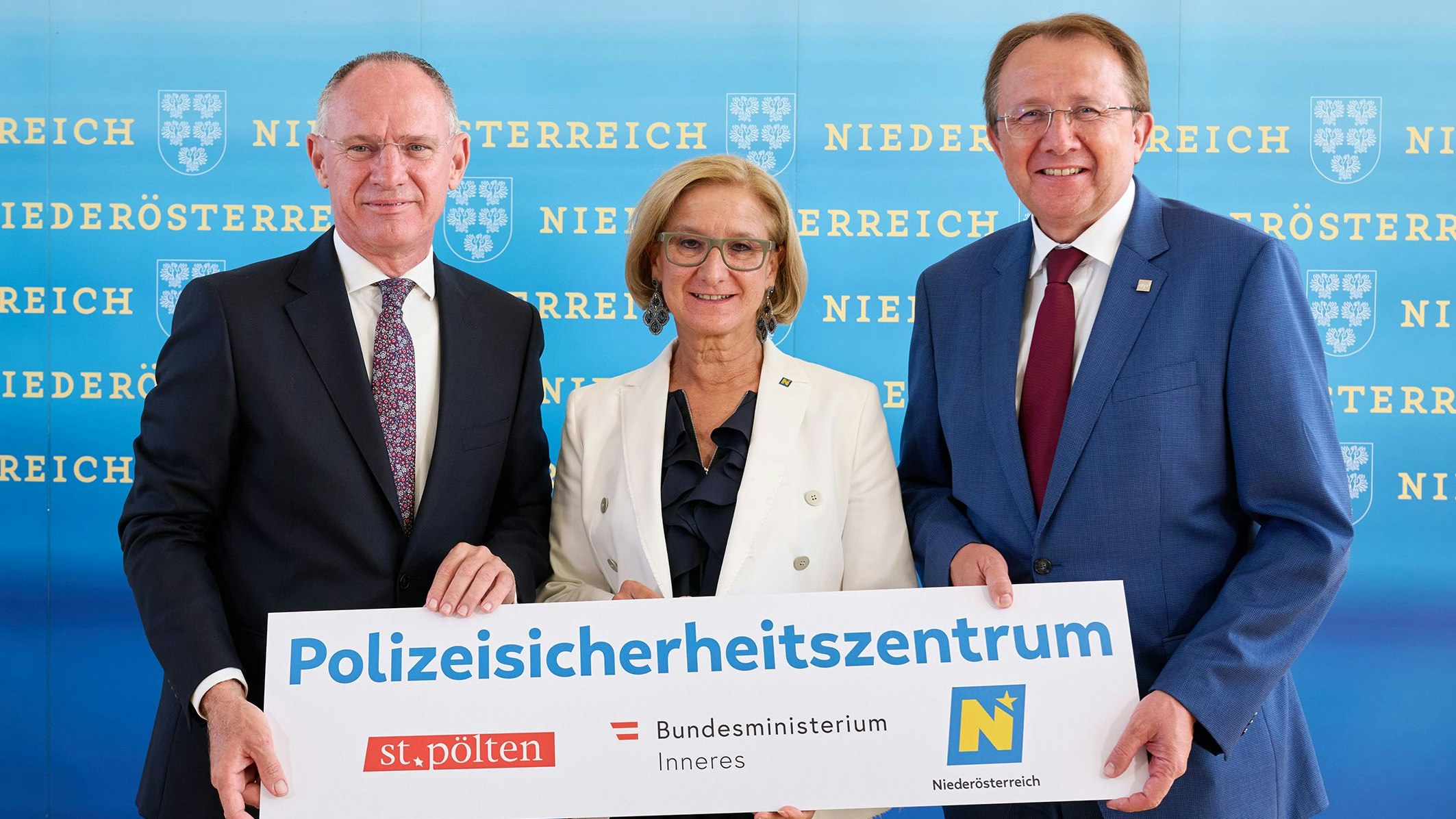 Stellten das Projekt des neuen Polizeisicherheitszentrums Niederösterreich in St. Pölten vor: Bundesminister Gerhard Karner, Landeshauptfrau Johanna Mikl-Leitner und Bürgermeister Matthias Stadler (v.l.).