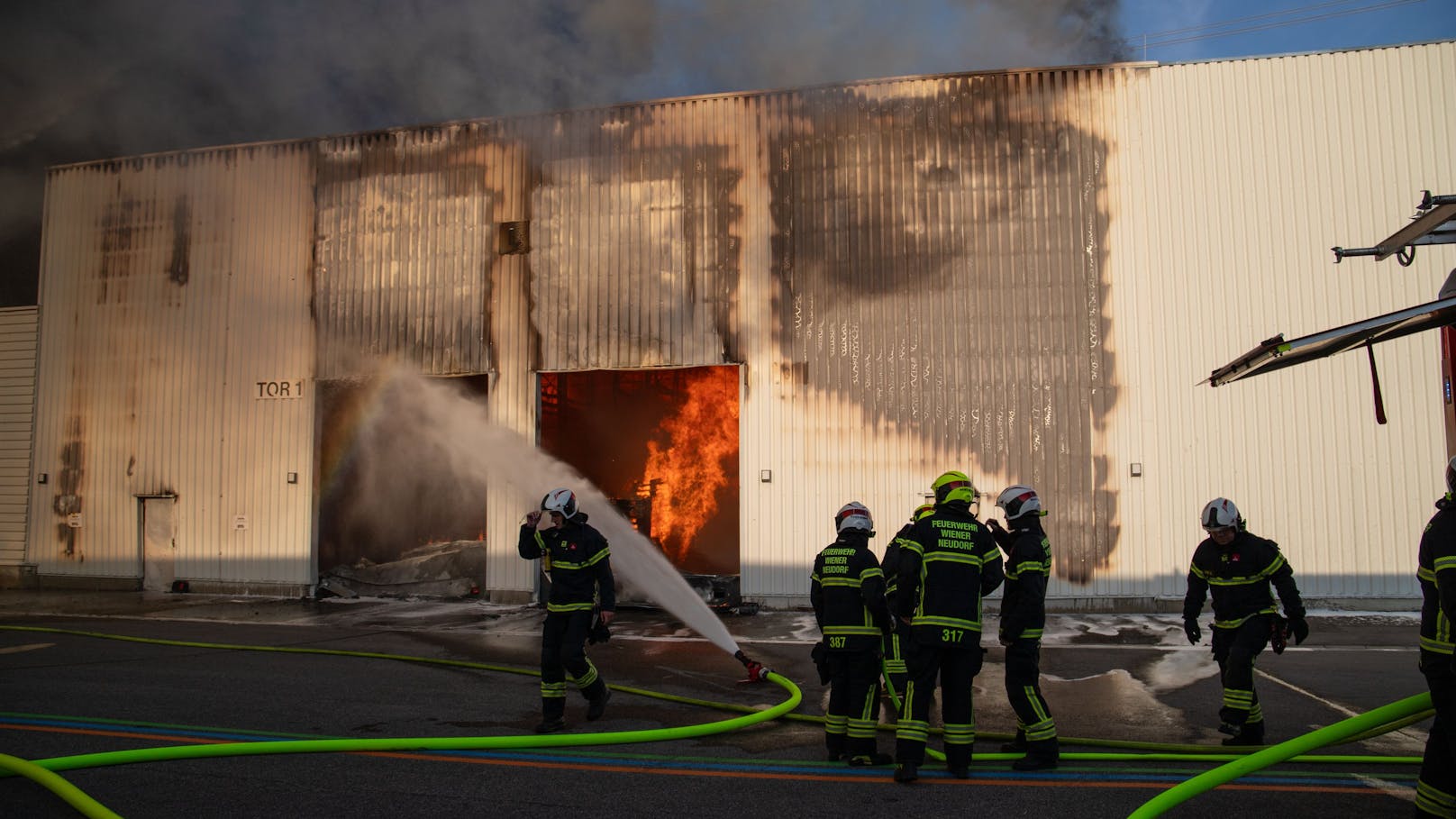 Die Feuerwehr steht mit einem Großaufgebot im Einsatz. Die Bevölkerung wird ersucht, den Einsatzort großräumig zu meiden.