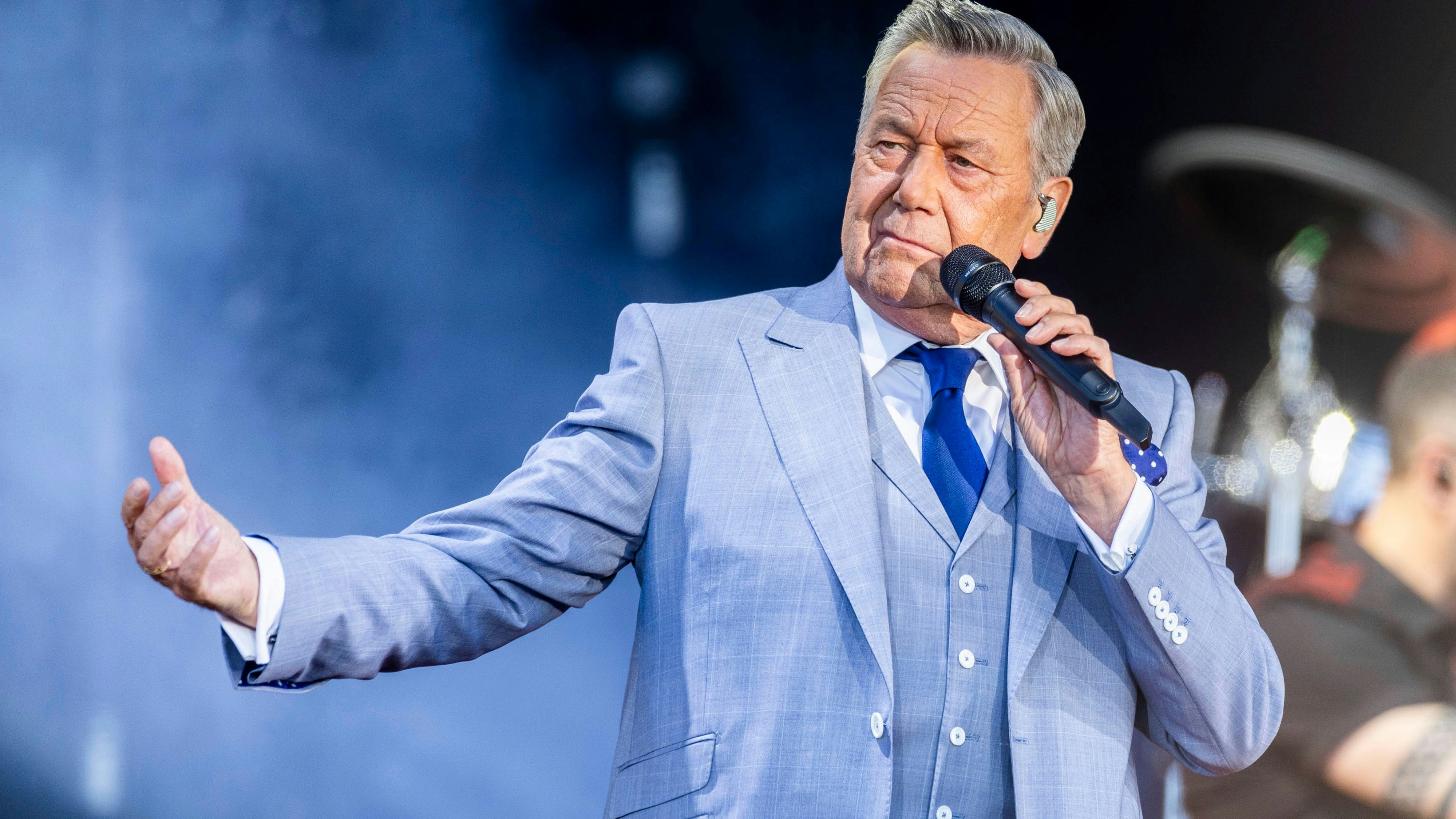 Download von www.picturedesk.com am 03.09.2024 (13:06).  ACT Konzert von Roland Kaiser in Erfurt -- Roland Kaiser live bei einem Konzert seiner Tour '50 Jahre - 50 Hits - Die große Tournee zum 50. Bühnenjubiläum' auf dem Domplatz. Erfurt, 28.06.2024 - 20240628_PD18538 - Rechteinfo: Rights Managed (RM)