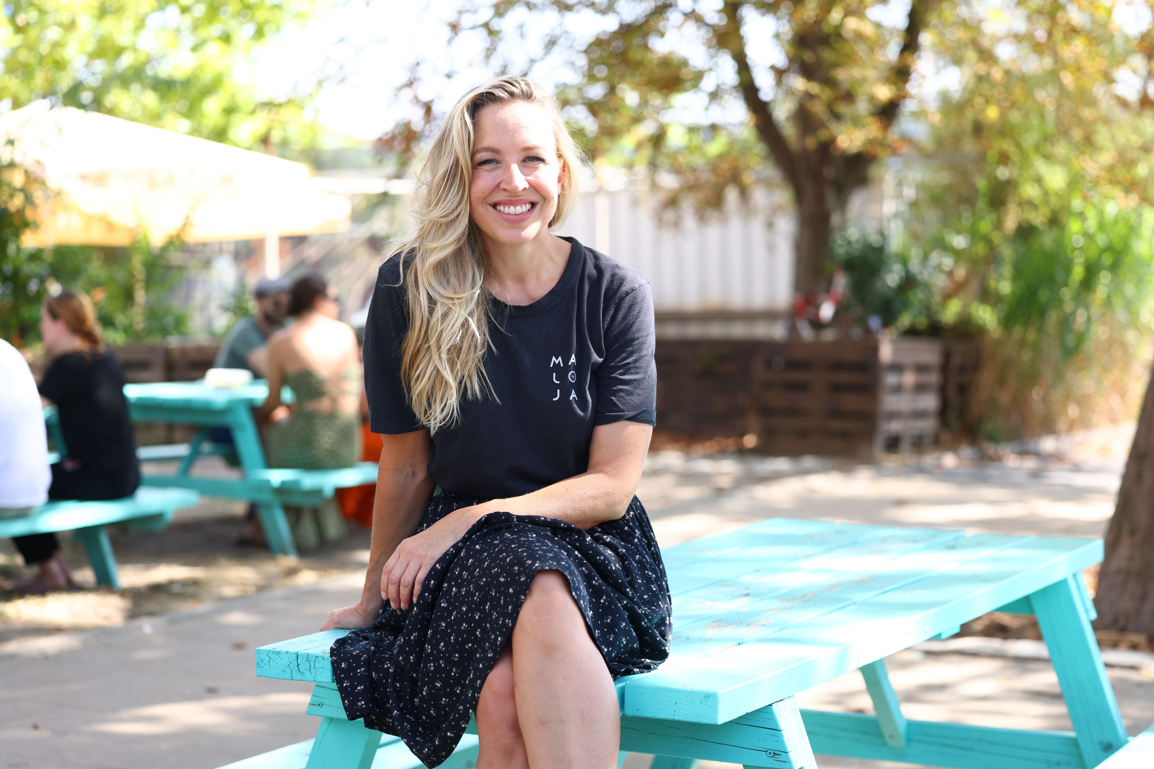 Nina Proll (50) bewegte sich für Puls4 auf das politische Parkett – der türkise Tisch ist reiner Zufall.