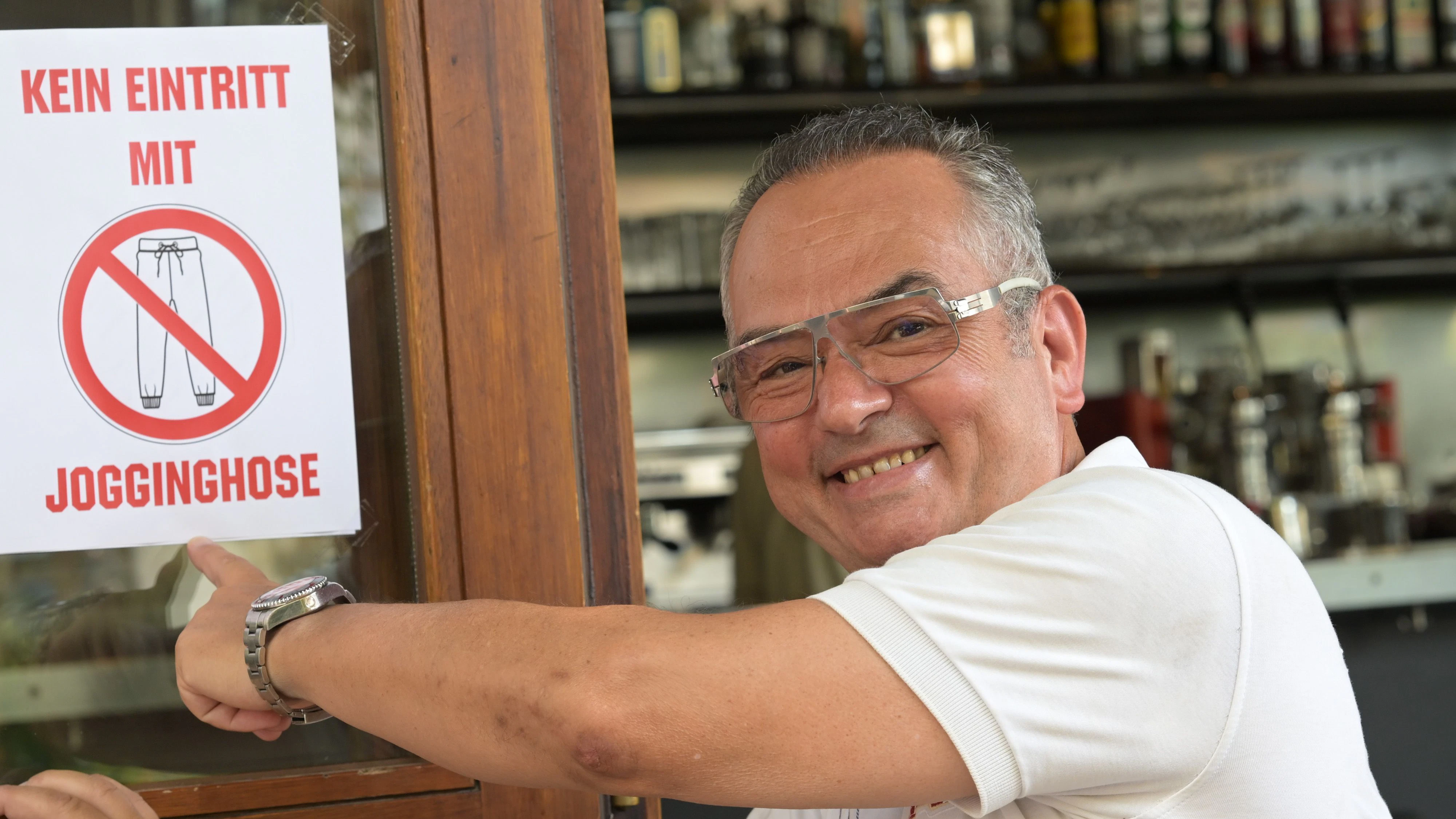 Der Gastronom des Art Café in Pforzheim verbietet in seinem Lokal das Tragen von Jogginghosen. Deren Träger hätten sich mehrfach unanständig benommen.