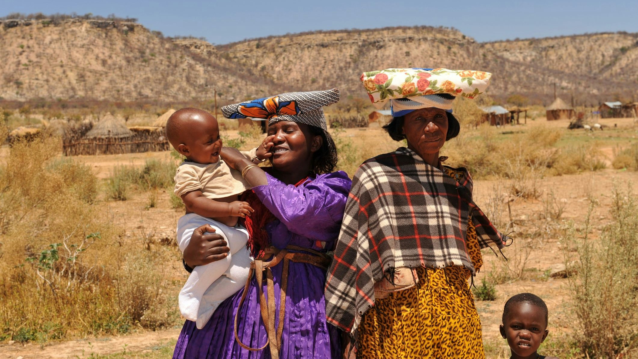 Zwei Frauen vom Volk der Herero in traditioneller Bekleidung: die namibische Bevölkerung wuchs in den letzten zehn Jahren um eine Million Menschen