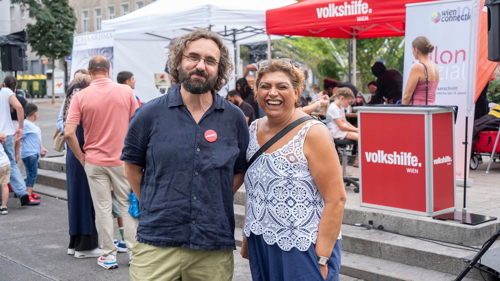 Projektleiter Volkshilfe Community WorkAmar Rajković und Frisörmeisterin Gülten Karagöz (v.l.).