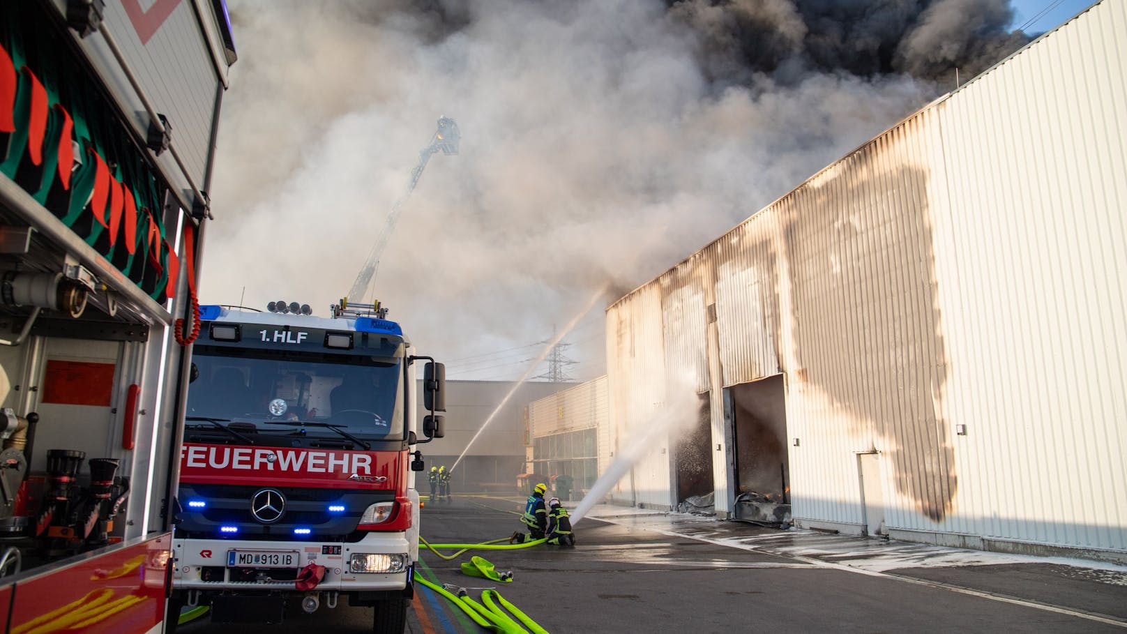 Die Feuerwehr steht mit einem Großaufgebot im Einsatz. Die Bevölkerung wird ersucht, den Einsatzort großräumig zu meiden.