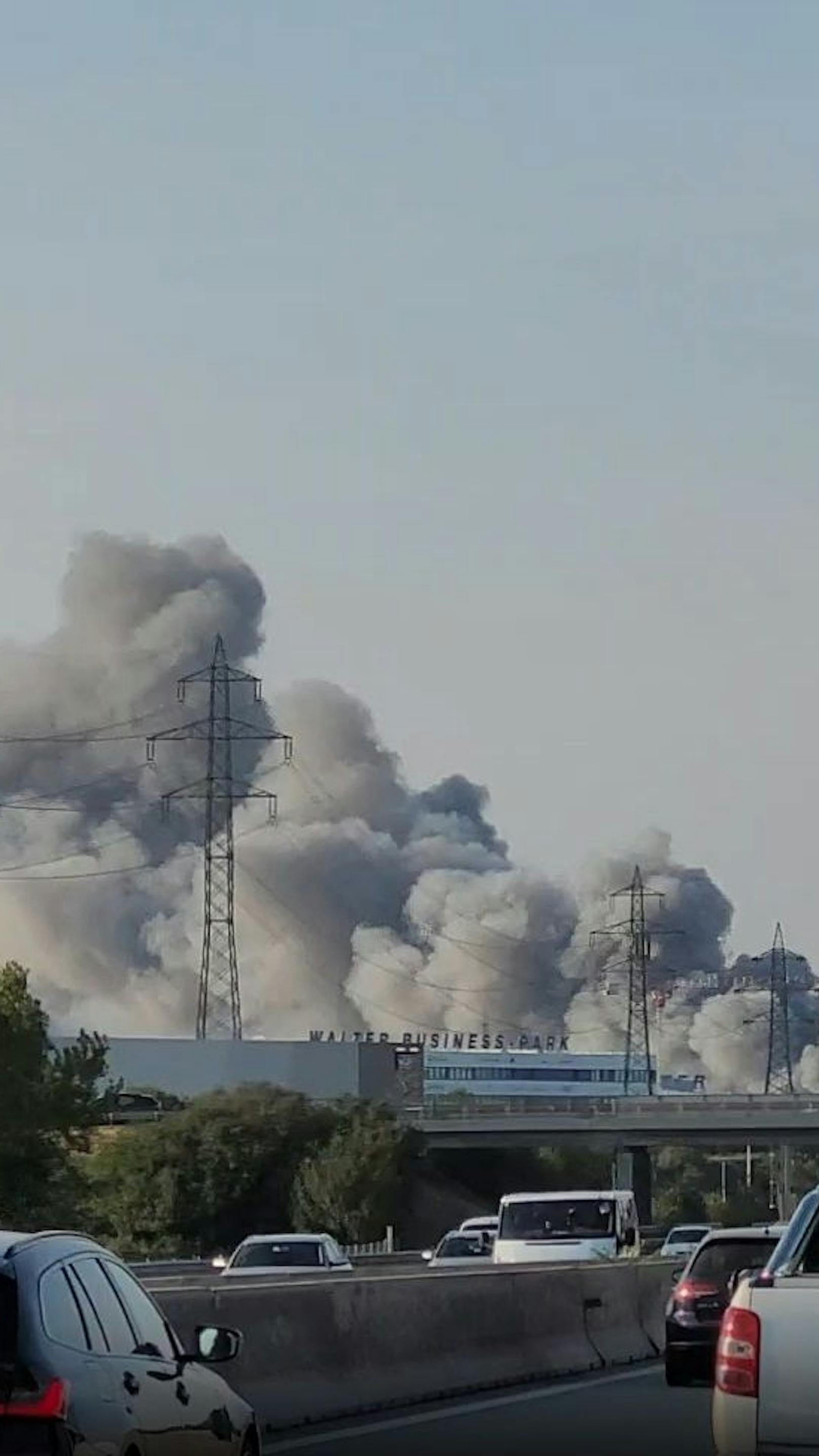 Riesige Rauchsäule! Großbrand wütet in Industriegebiet