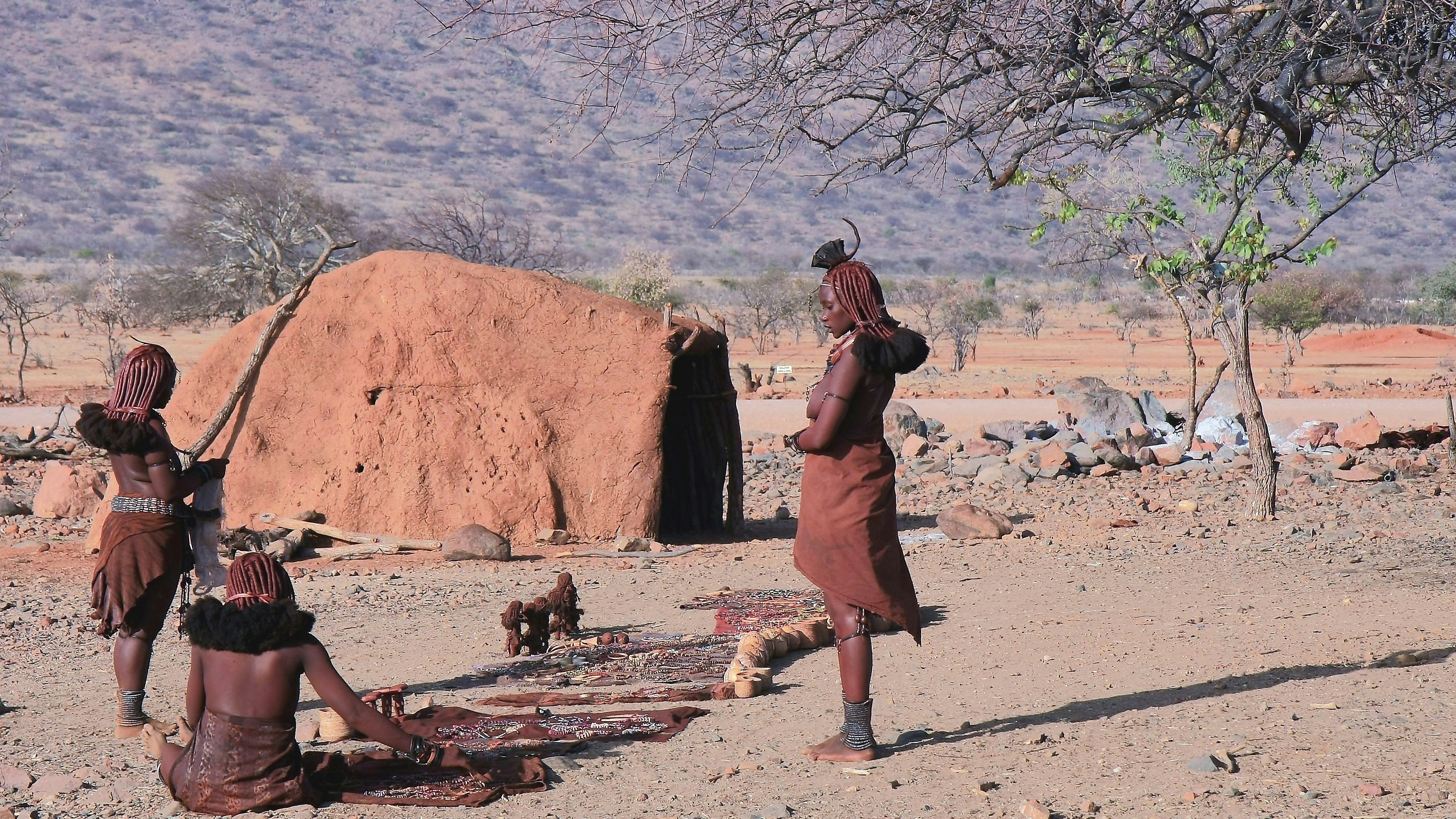 Drei junge frauen vom Volk der Himba. Die Dürre im Süden des Kontinents bedroht bis zu 70 Millionen Menschen