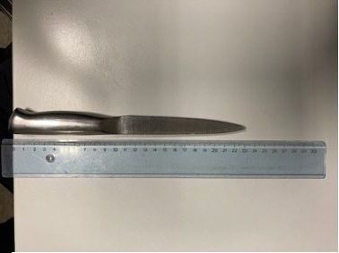 Mit diesem Messer soll der 38-Jährige Passanten aufgefordert haben, 