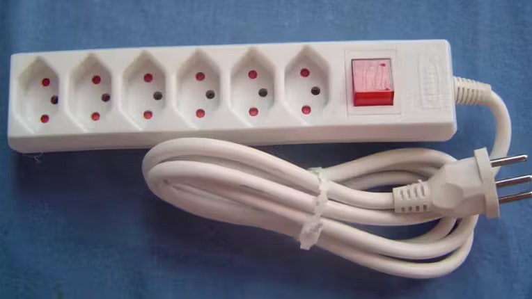 Bei den 6-fach-Steckdosenleisten von Ikea besteht Stromschlaggefahr. Wer ein solches Produkt besitzt und Schäden daran feststellen kann, sollte es entsorgen.