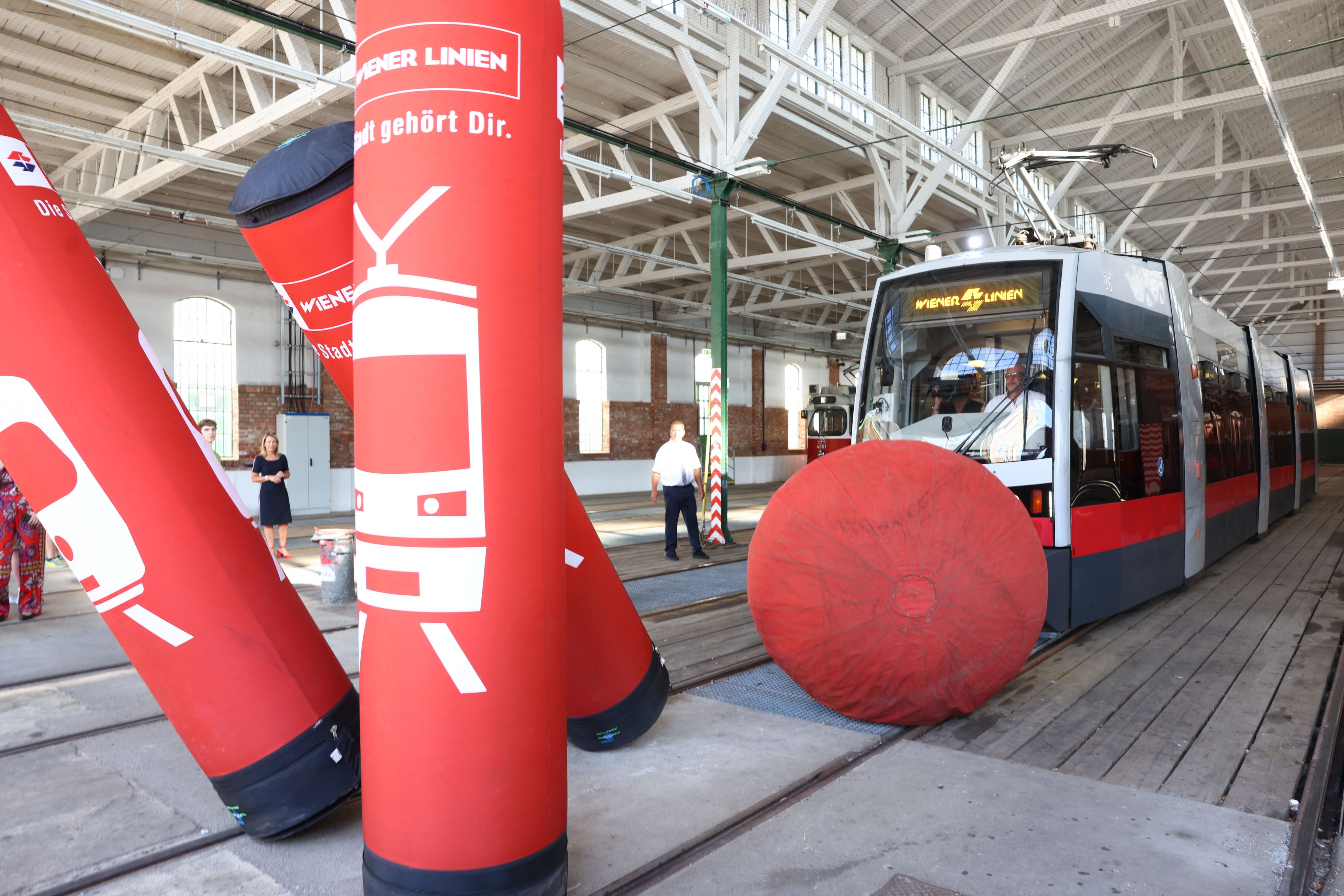 Eine Straßenbahn der Wiener Linien bei der Disziplin Tram-Bowling