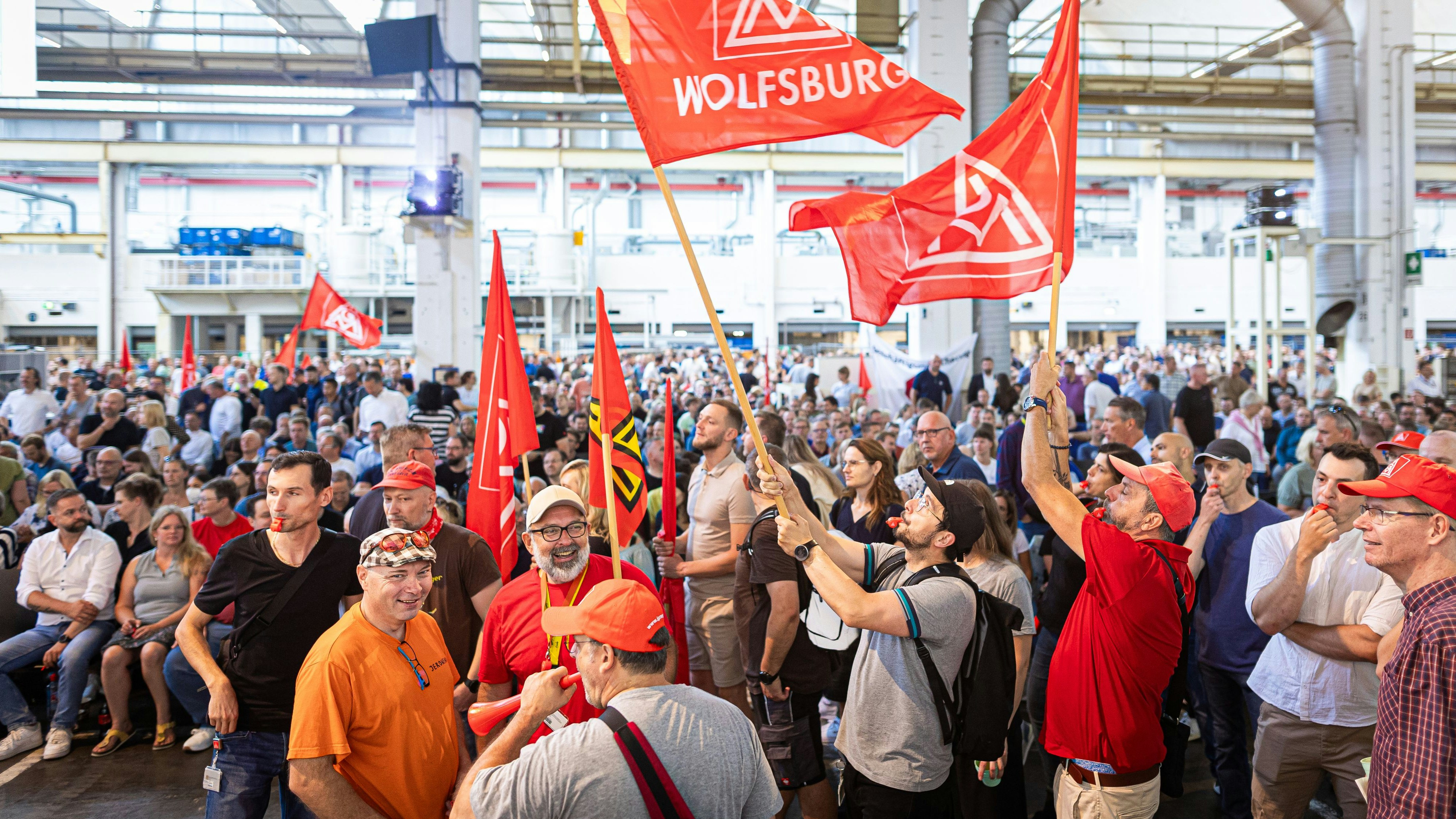 Protestveranstaltung in Wolfsburg: Bei Volkswagen sollen Werke schließen, 30.000 Jobs wackeln