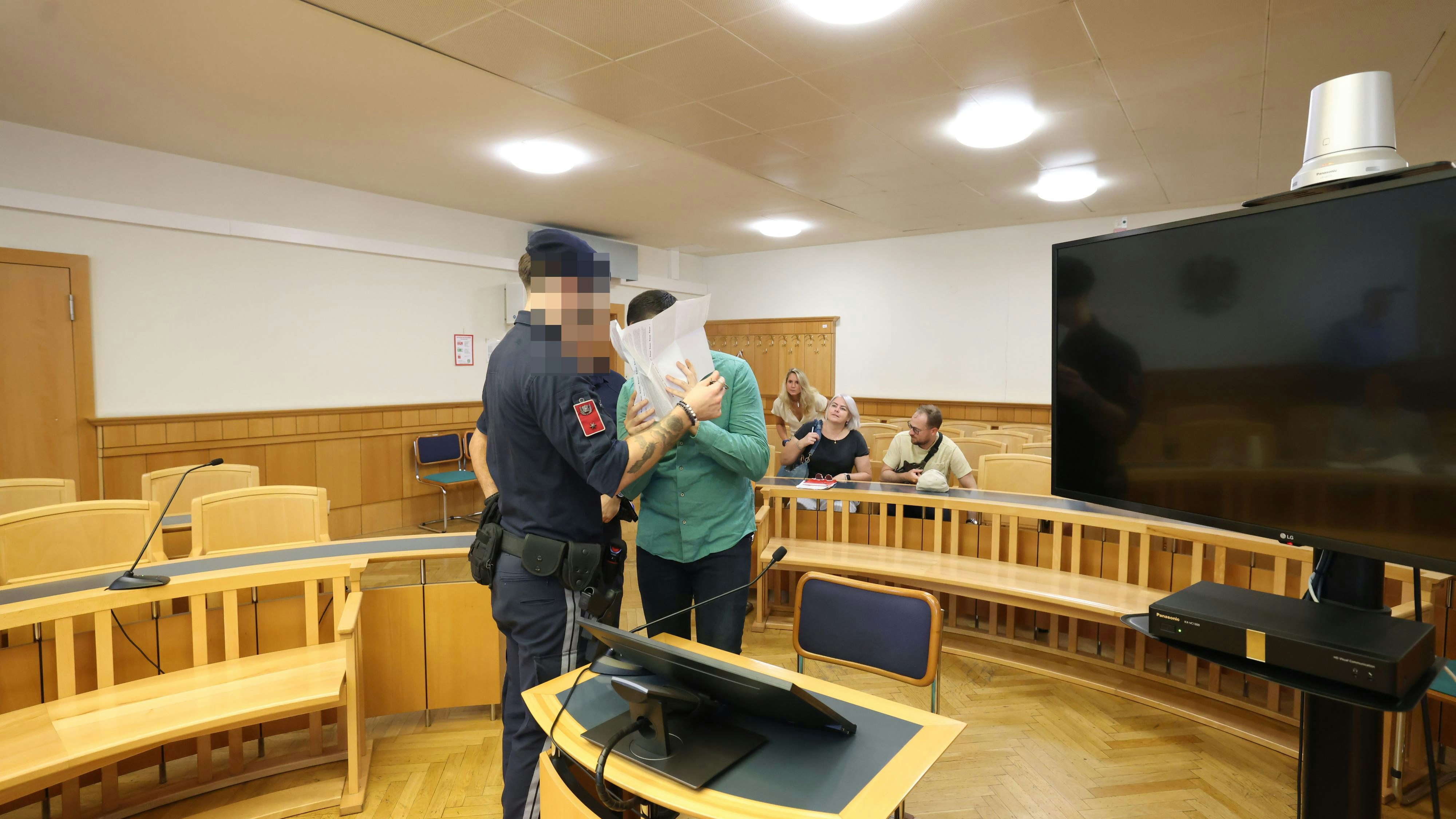 Der angeklagte Algerier verdeckte sein Gesicht – für seine Taten droht dem Asylwerber eine lange Haftstrafe.