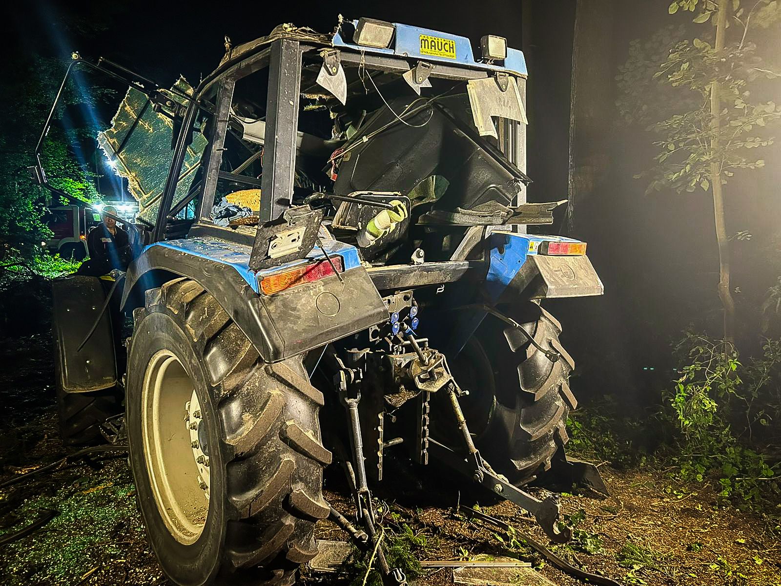Die umgeschnittene Fichte stürzte im Bezirk Braunau auf den Traktor, in dem der 59-Jährige saß.