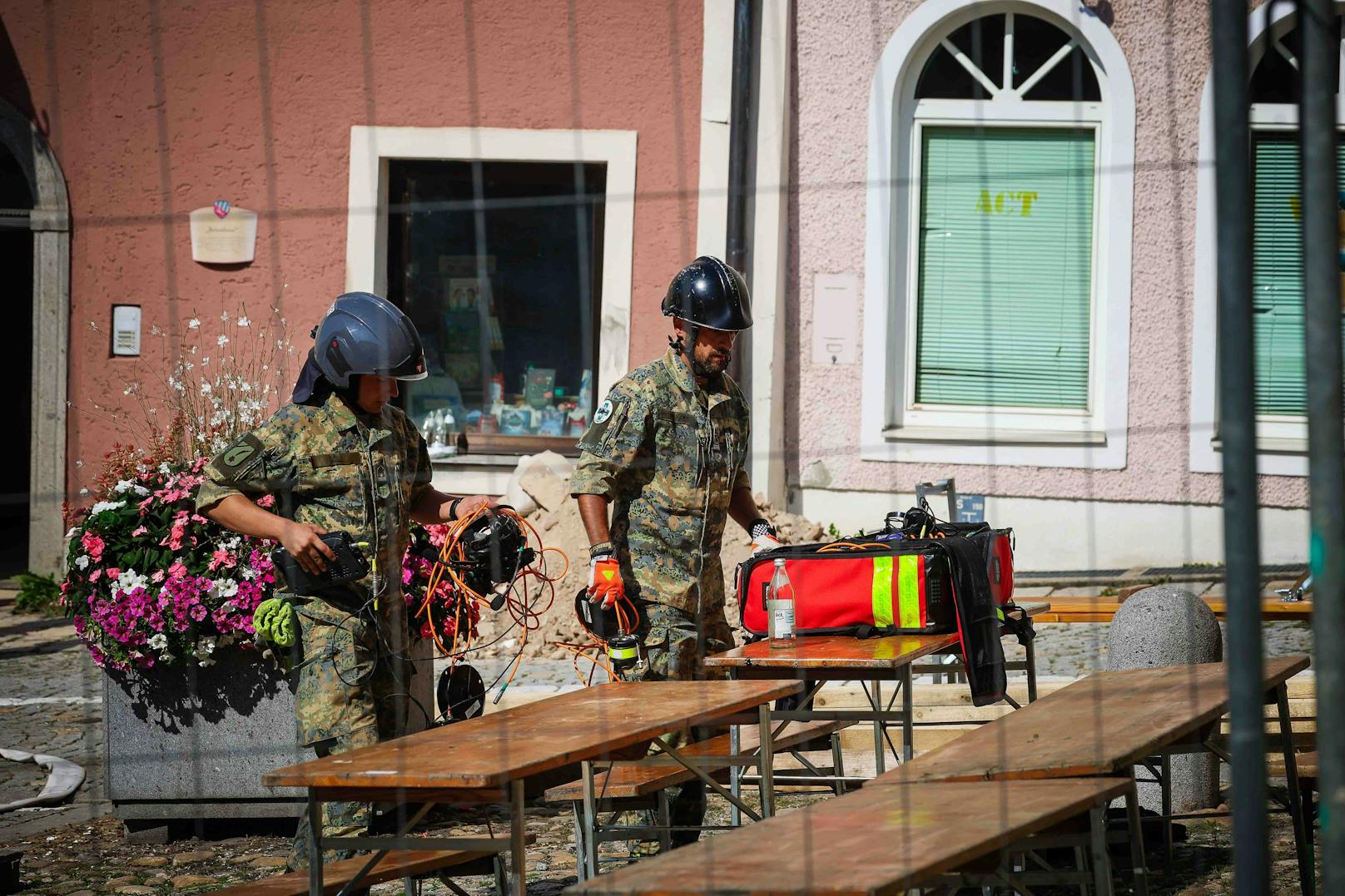 Nach dem Einsturz eines Kellers in Schärding (Oberösterreich) sind in der Nacht auf Mittwoch die beiden verschütteten Bauarbeiter tot geborgen worden.