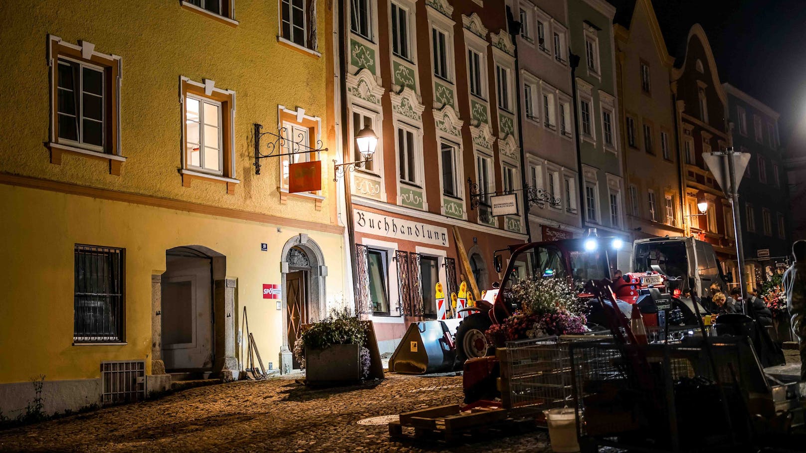 Nach dem Einsturz eines Kellers in Schärding (Oberösterreich) sind in der Nacht auf Mittwoch die beiden verschütteten Bauarbeiter tot geborgen worden.