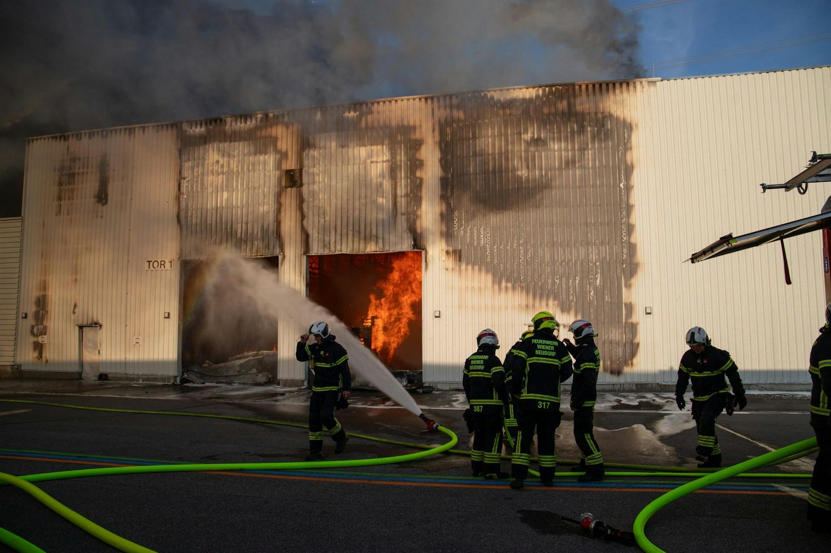 Großbrand in Industriegebiet in NÖ