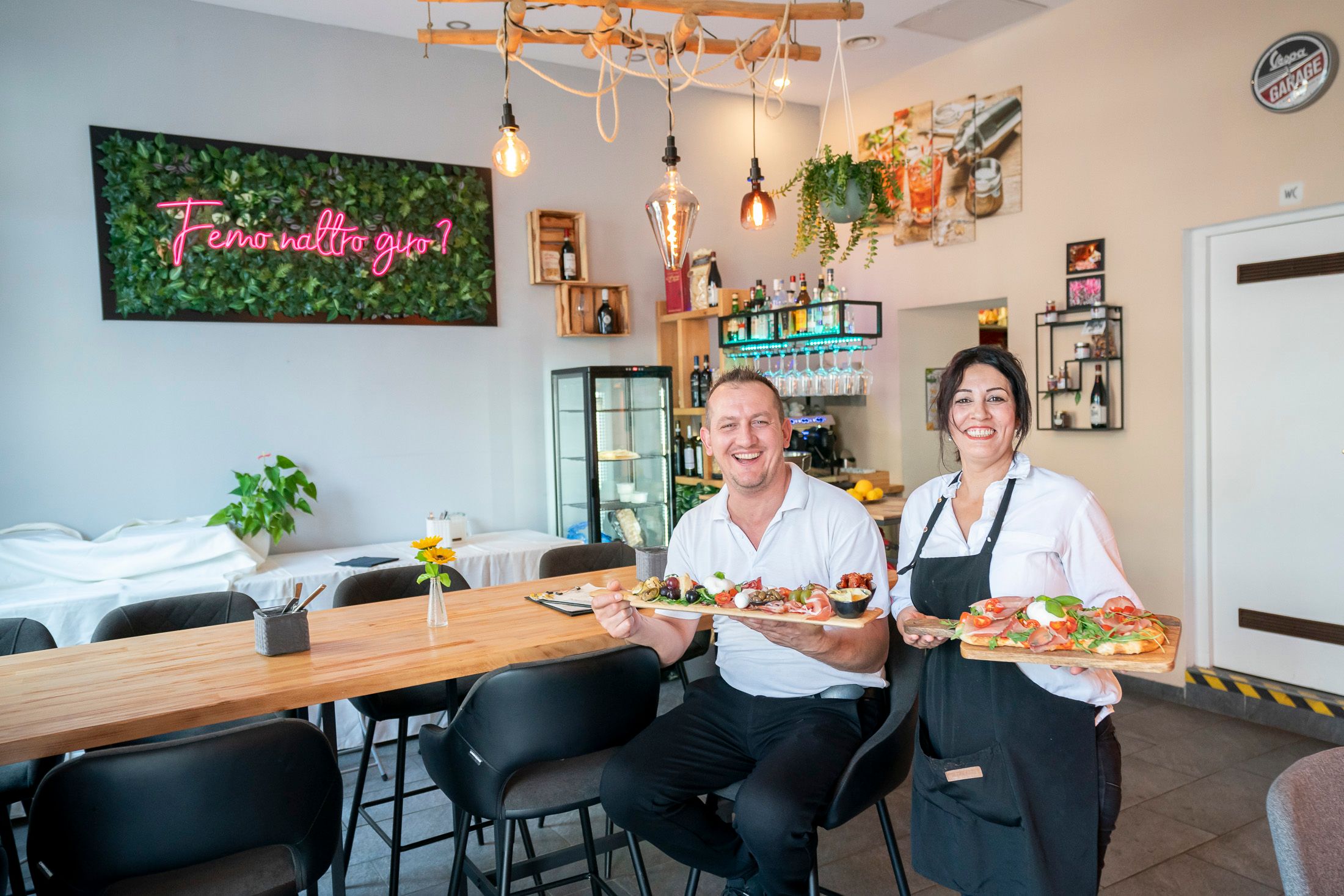 Das italienische Lokal Montelliani in der Herbagasse 9 (Alsergrund) geführt von Margherita (39) und Fabio (42) Montelliani hier mit der Platte 