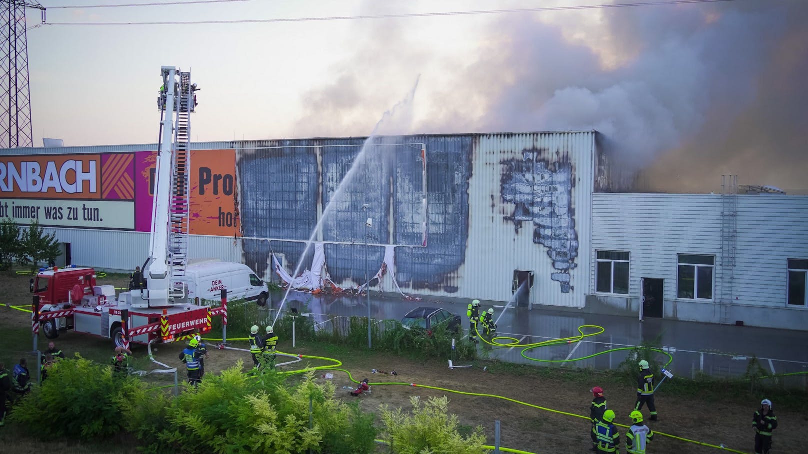 Großbrand in Industriegebiet in NÖ