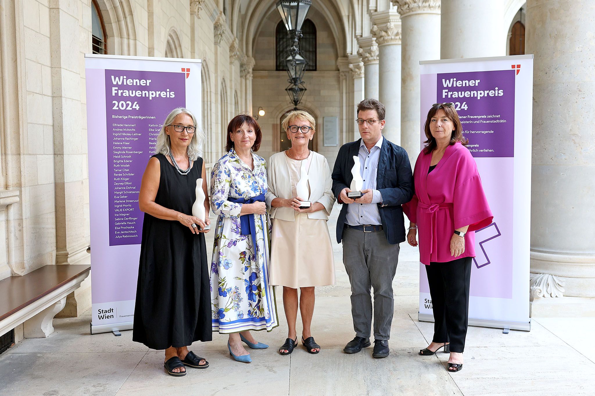 Petra Unger, Waltraud Karner-Kremser, Vorsitzende des Gemeinderatsausschusses für Wohnen, Wohnbau, Stadterneuerung und Frauen, Marlies Ettl, Jan Kreisky und Martina Ludwig-Faymann, Gemeinderätin und Vorsitzende des Vereins Wiener Frauenhäuser. 