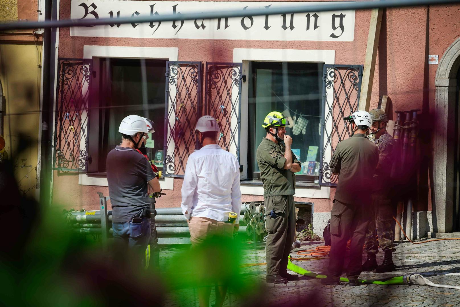 Nach dem Einsturz eines Kellers in Schärding (Oberösterreich) sind in der Nacht auf Mittwoch die beiden verschütteten Bauarbeiter tot geborgen worden.