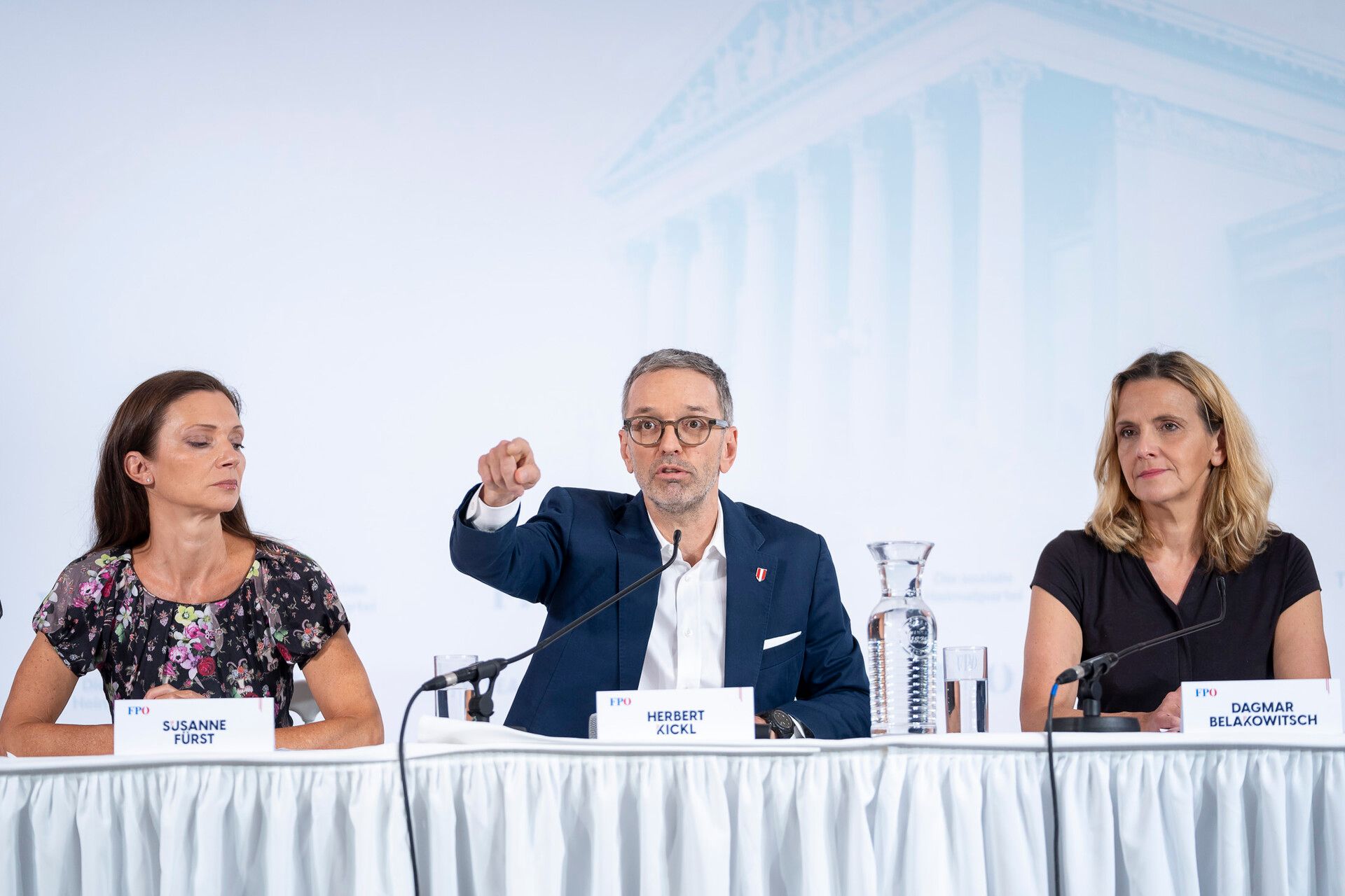 FPÖ-Spitze bei der Präsentation des Wahlprogramms – Herbert Kickl mit Susanne Fürst (links) und Dagmar Belakowitsch.
