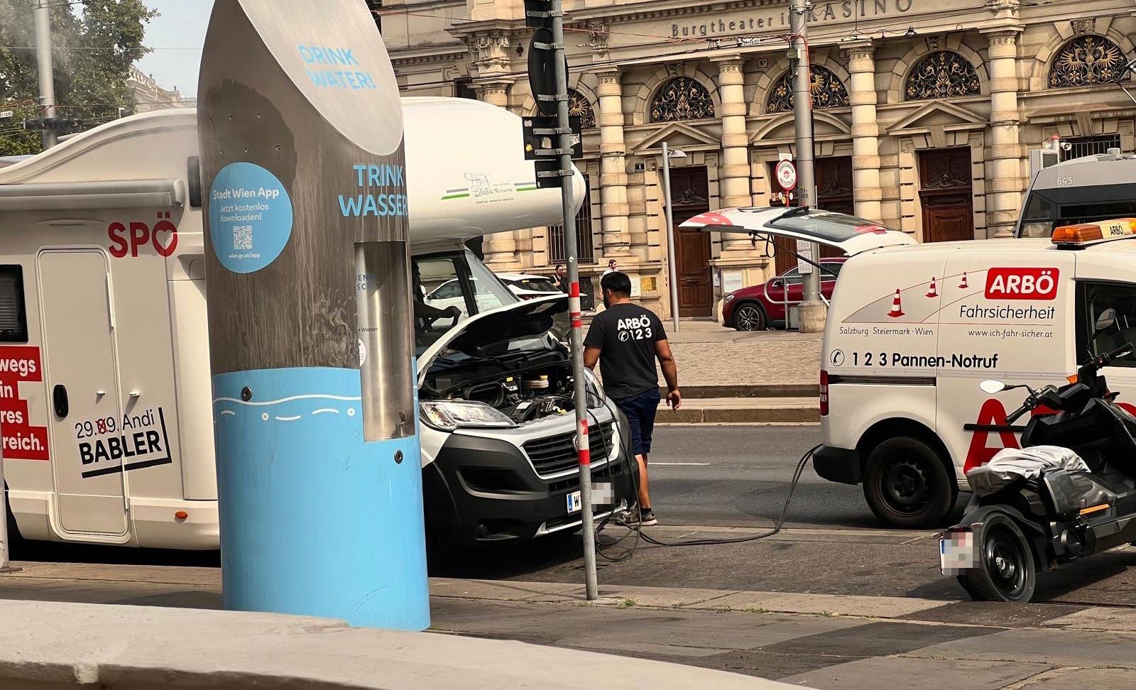 Das Babler-Mobil gab in Wien seinen Geist auf.