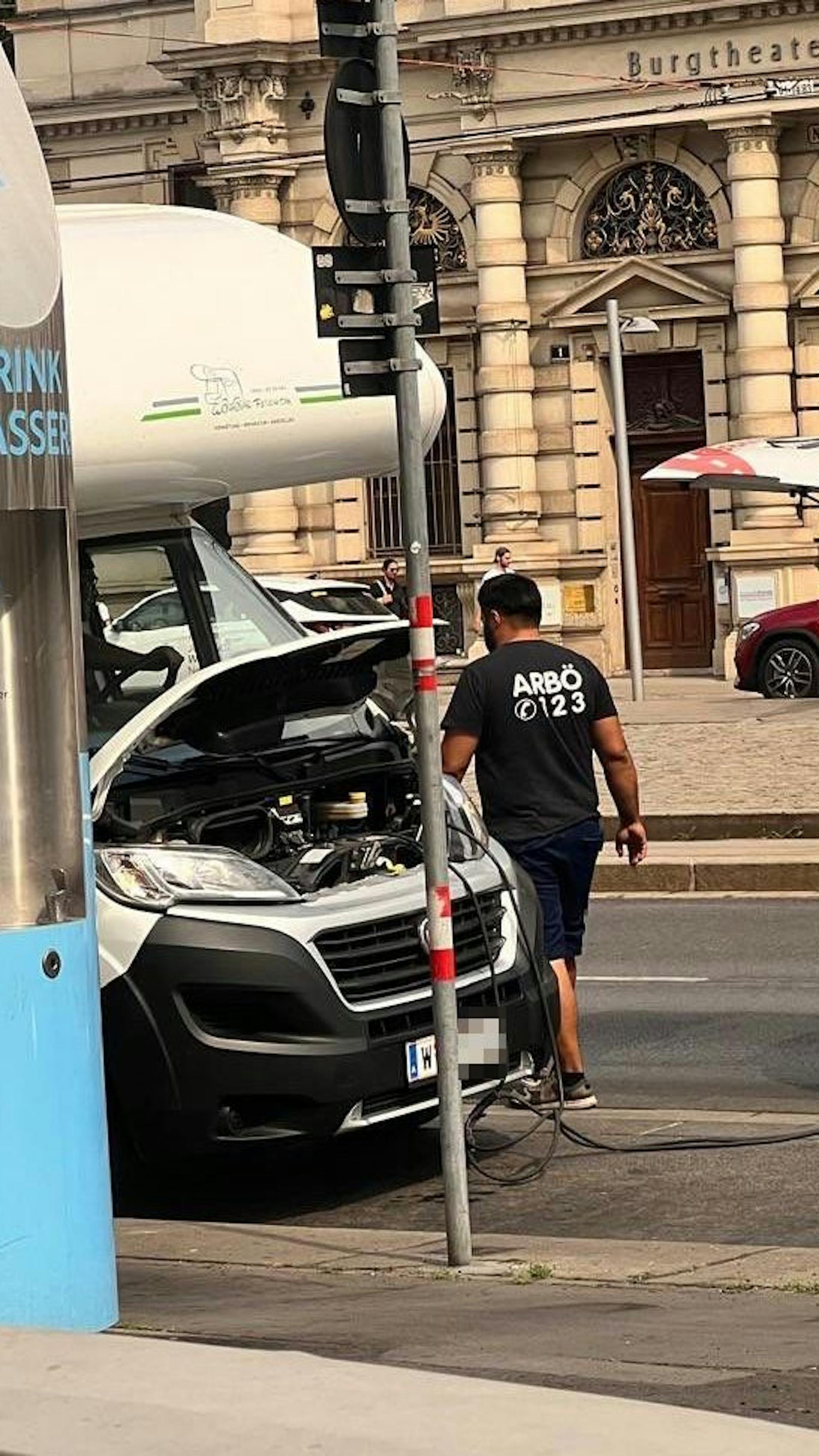 Babler geht zum Würstelstand, dann ist sein Auto kaputt