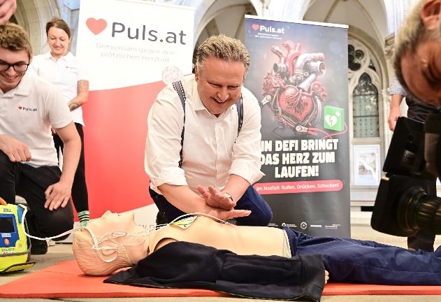Bürgermeister Michael Ludwig bei der Herzdruckmassage