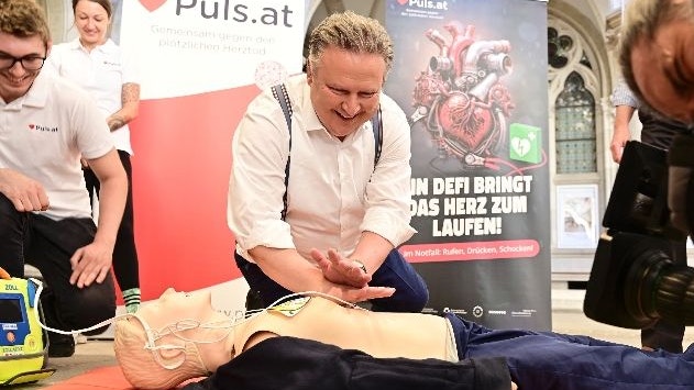 Bürgermeister Michael Ludwig bei der Herzdruckmassage