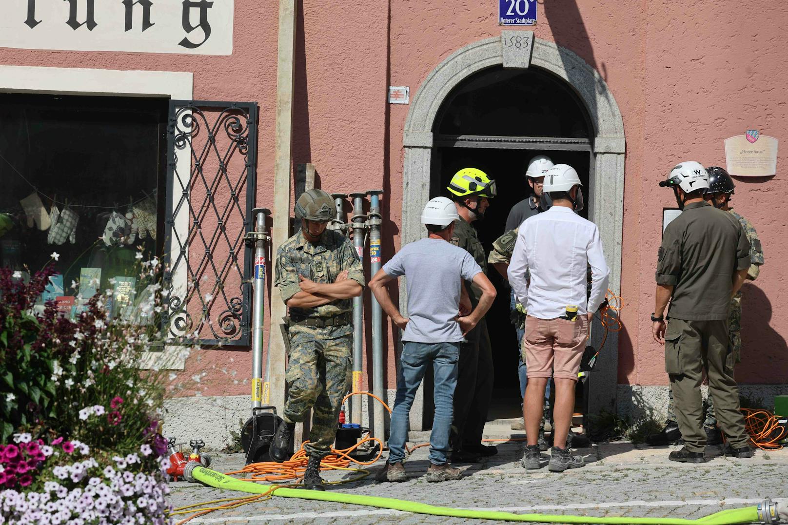 Nach dem Einsturz eines Kellers in Schärding (Oberösterreich) sind in der Nacht auf Mittwoch die beiden verschütteten Bauarbeiter tot geborgen worden.