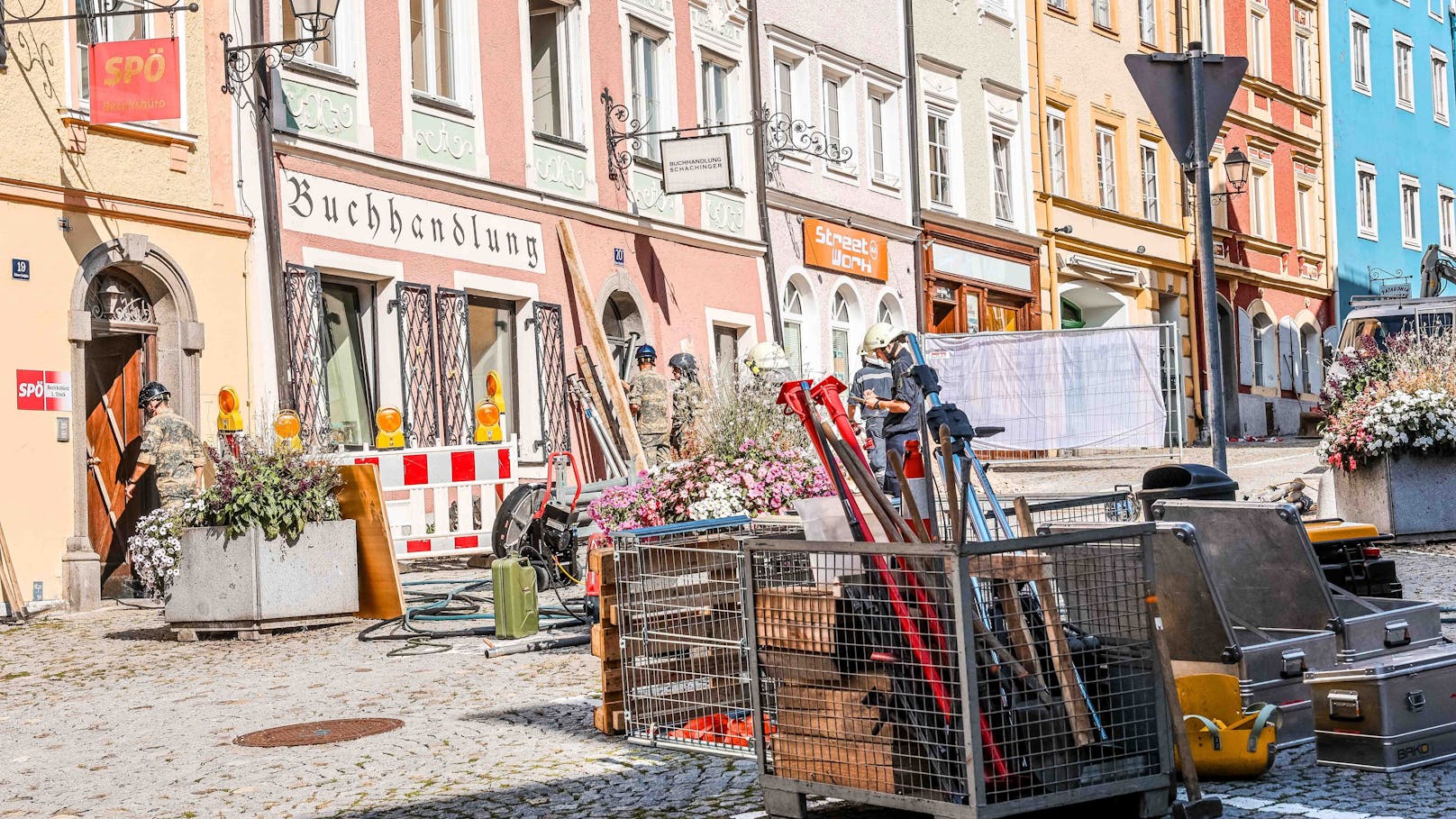 Nach dem Einsturz eines Kellers in Schärding (Oberösterreich) sind in der Nacht auf Mittwoch die beiden verschütteten Bauarbeiter tot geborgen worden.