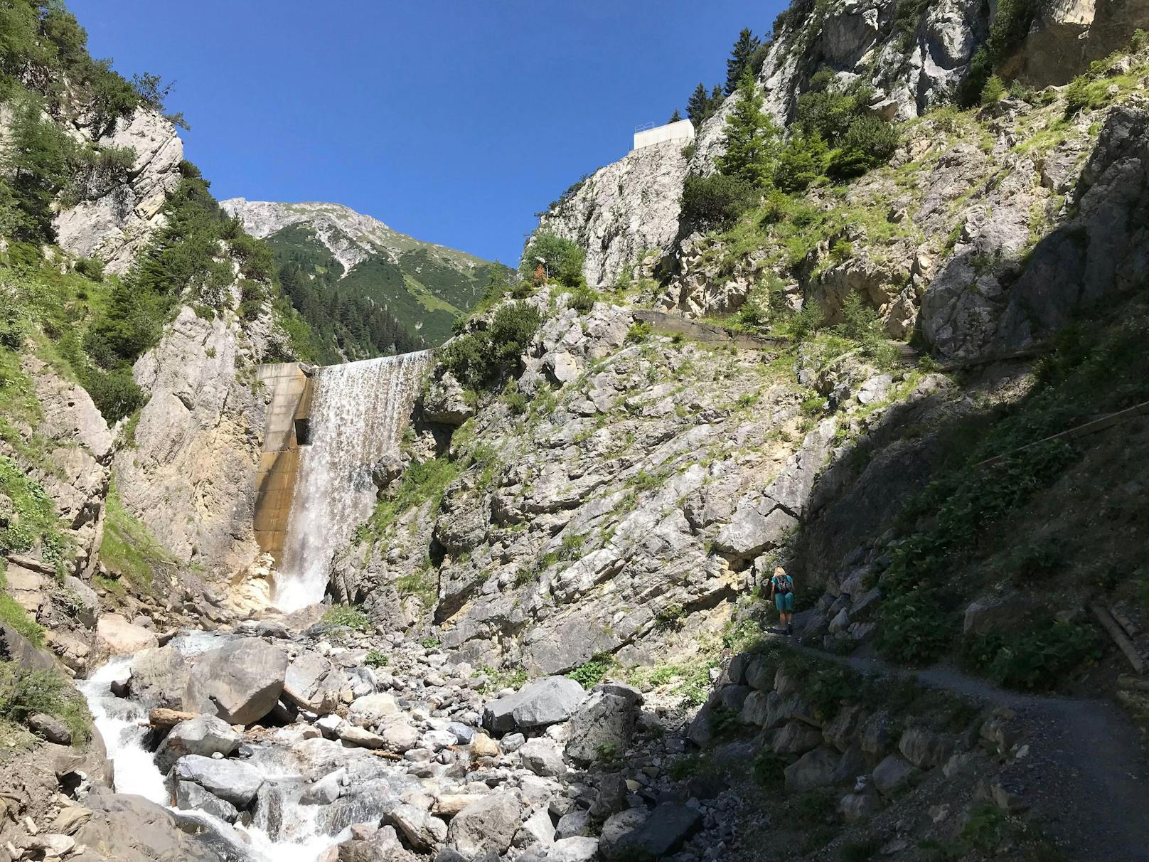 Der Senior war alleine zu einer mehrtägigen Wanderung aufgebrochen, war dabei irgendwie in ein Bachbett gestürzt und tödlich verunglückt.