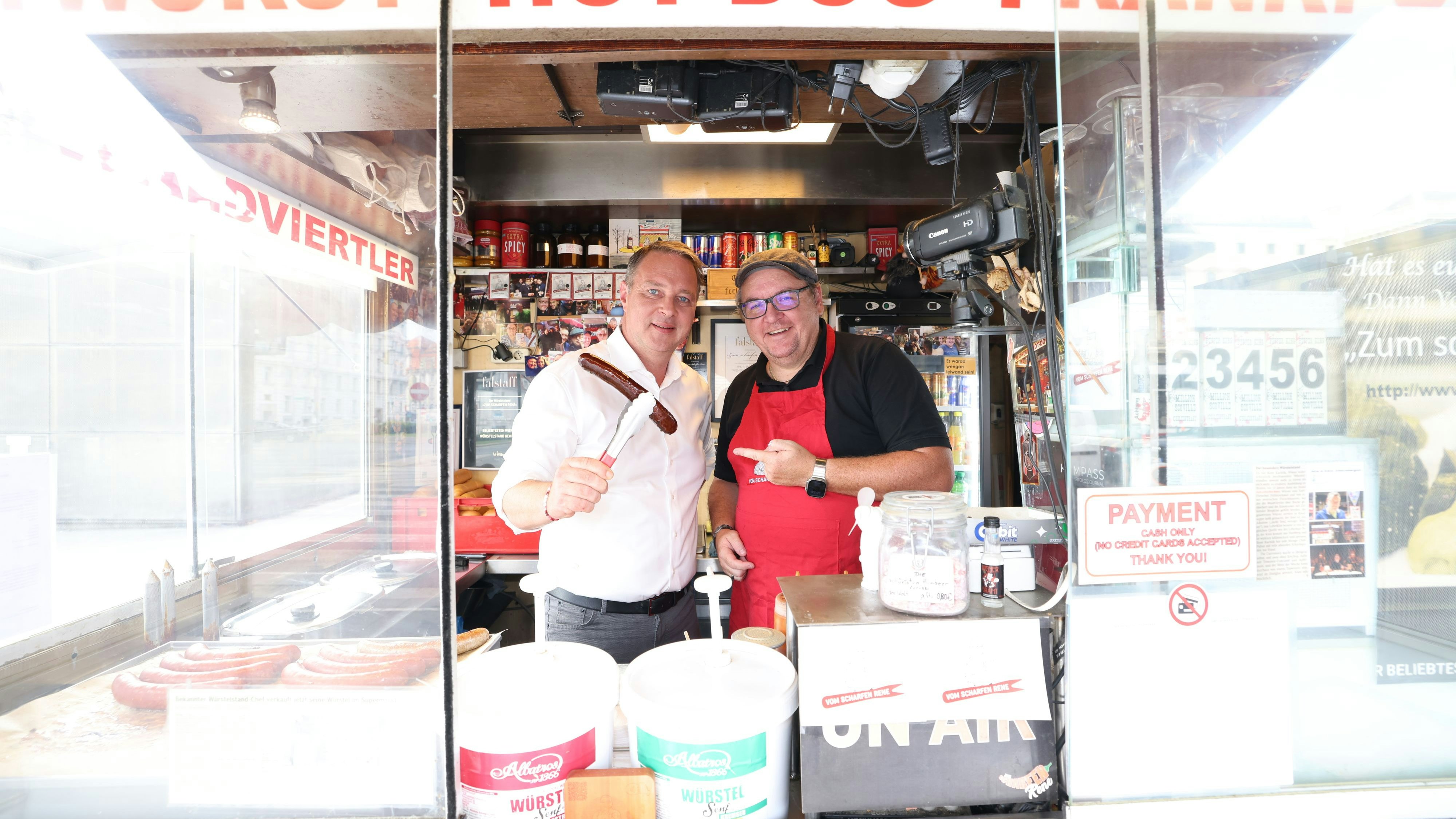 SPÖ-Chef und Spitzenkandidat Andreas Babler beim "Scharfen Rene" in Wien - hier im Rahmen einer PR-Aktion.