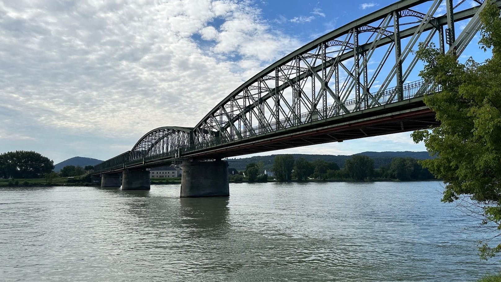 "Einsturzgefahr" bei Donaubrücke? Neos mit Anfrage