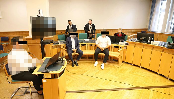 Die Angeklagten vor Gericht in Wien.