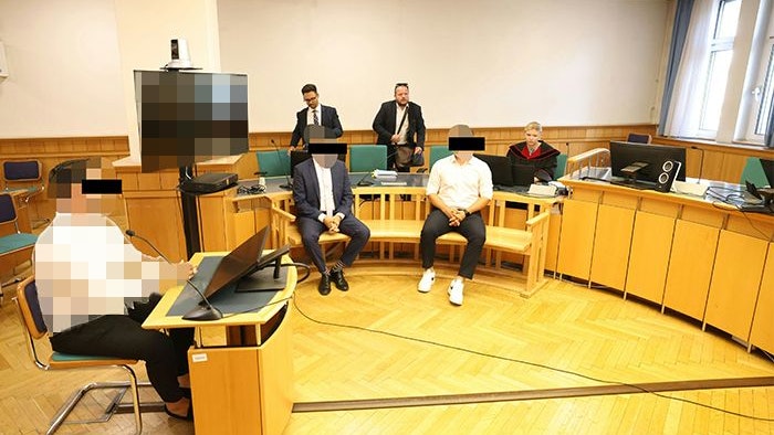Die Angeklagten vor Gericht in Wien.