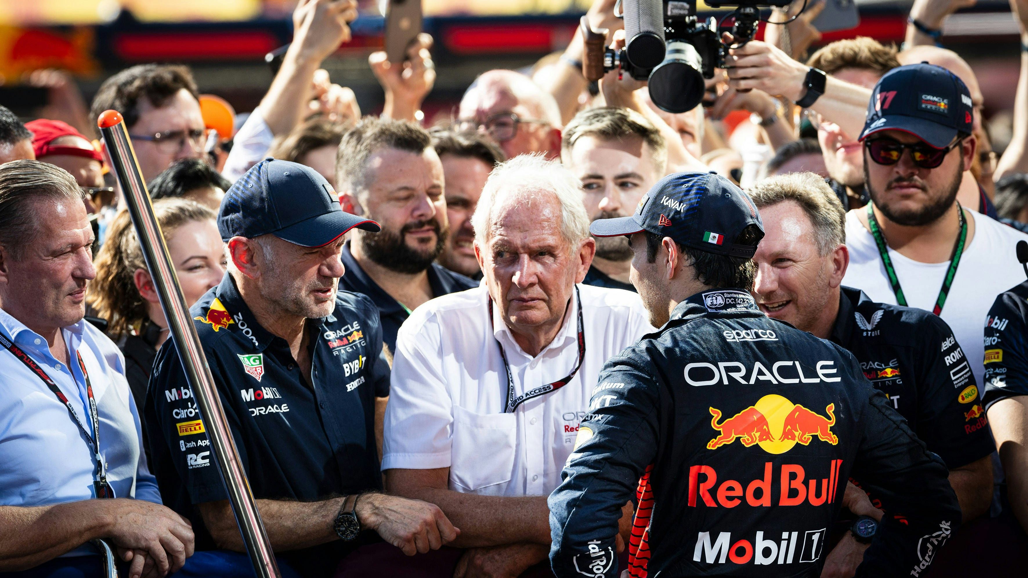 Adrien Newey – hier noch zwischen Jos Verstappen und Red-Bull-Motorsportberater Helmut Marko.