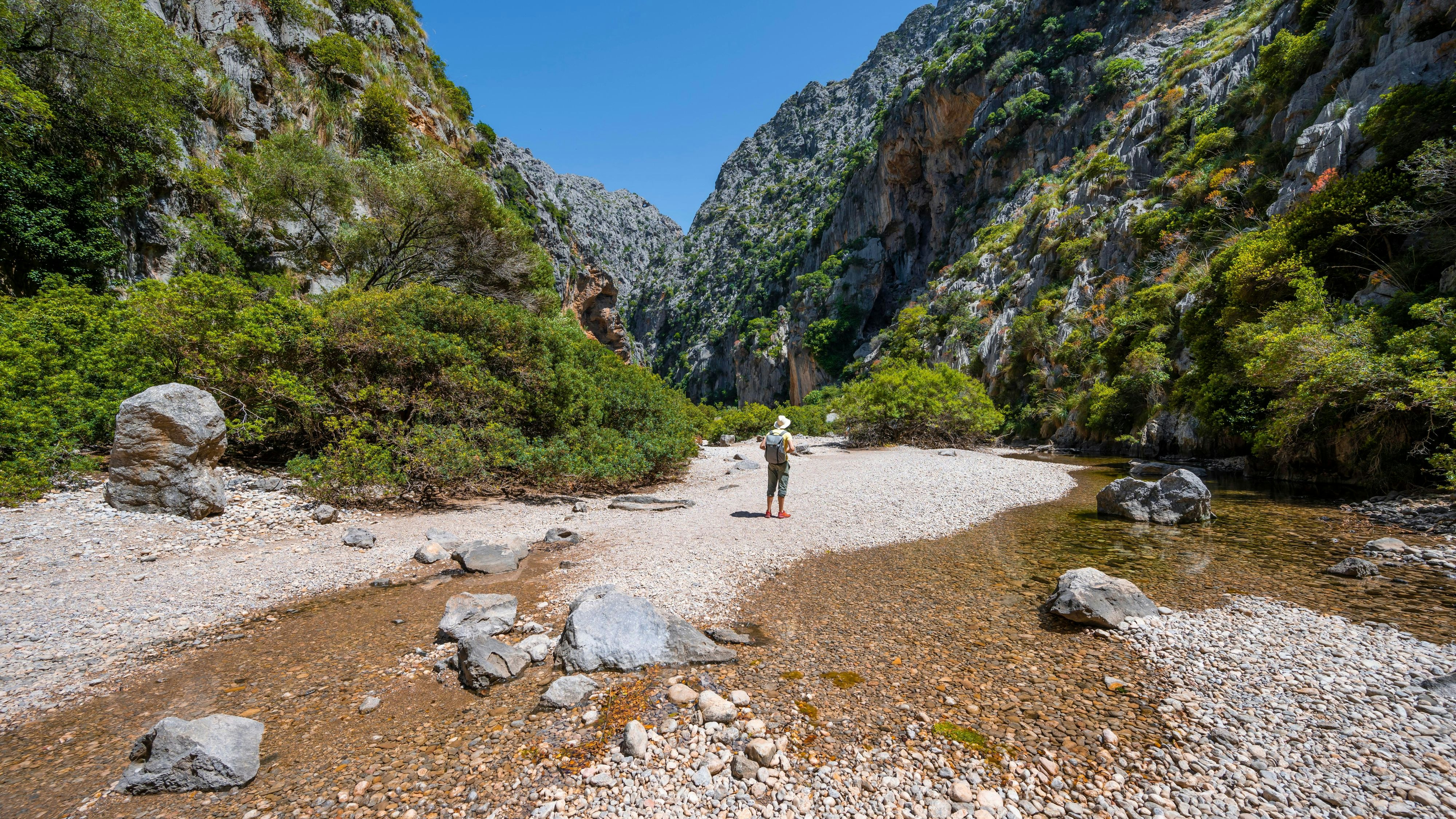 Zehn Touristen wurden aus der Sa-Calobra-Schlucht auf Mallorca evakuiert, nachdem ein Unwetter ausgebrochen war. Zwei britische Staatsangehörige wurden als vermisst gemeldet.
