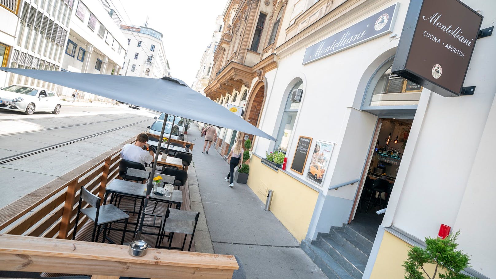 Gastgarten mit 20 Plätzen - sonntags gibt es all you can eat Brunch um 19.50 Euro