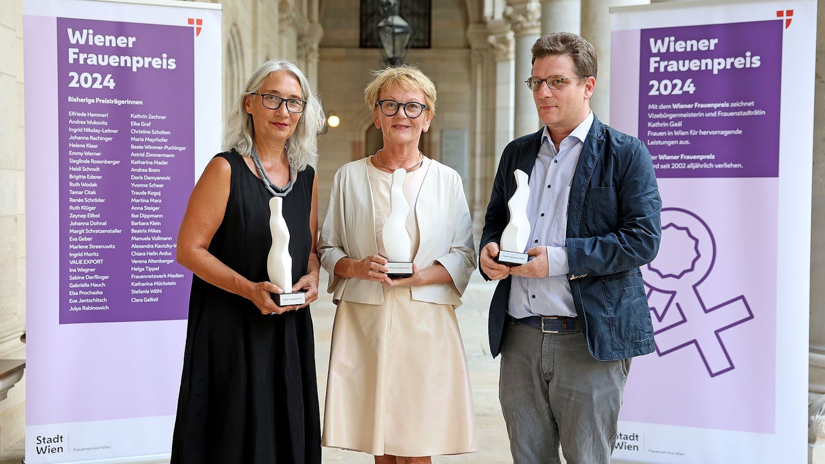 Petra Unger (Kategorie „Wissensvermittlung“), Marlies Ettl (Kategorie „Alltagsheldin“) und Jan Kreisky, der den Preis für seine Mutter Eva Kreisky (Kategorie „Wissenschaft und Forschung“) entgegennimmt.