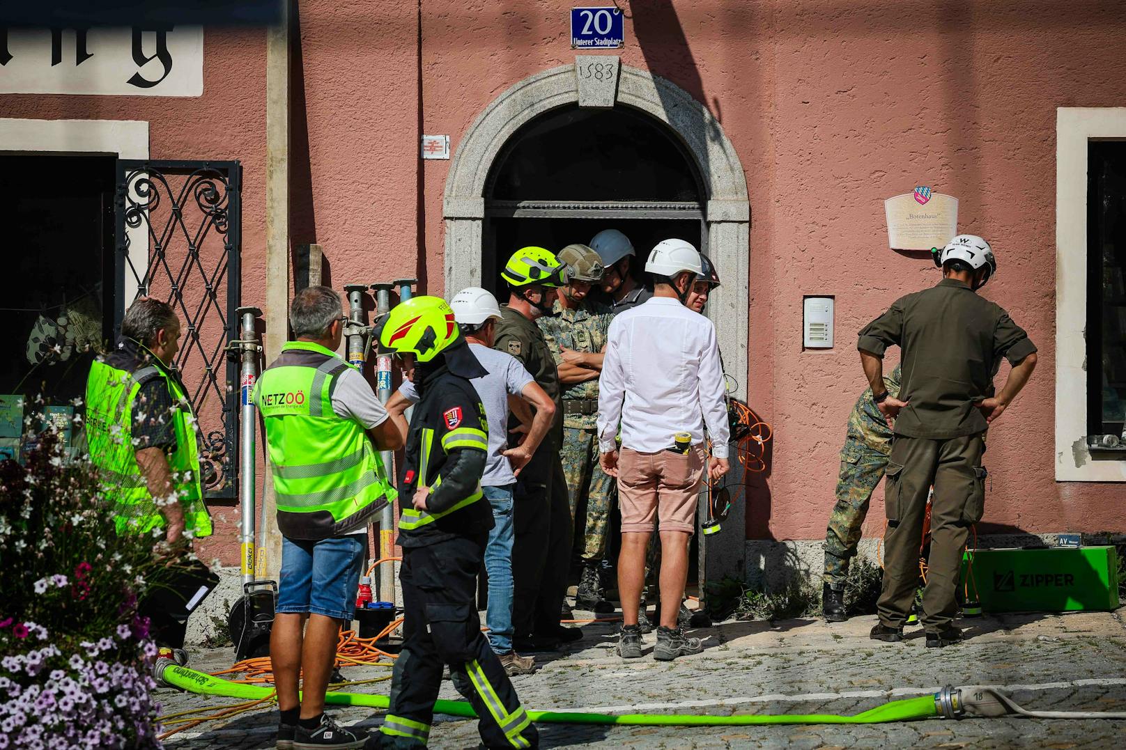 Nach dem Einsturz eines Kellers in Schärding (Oberösterreich) sind in der Nacht auf Mittwoch die beiden verschütteten Bauarbeiter tot geborgen worden.