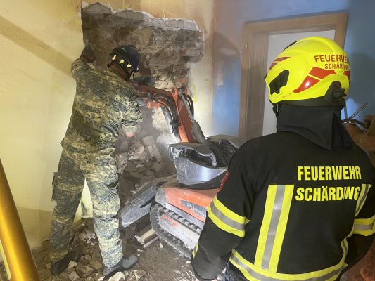 Die Helfer gruben sich von einem Nebengebäude zu den Verschütteten.