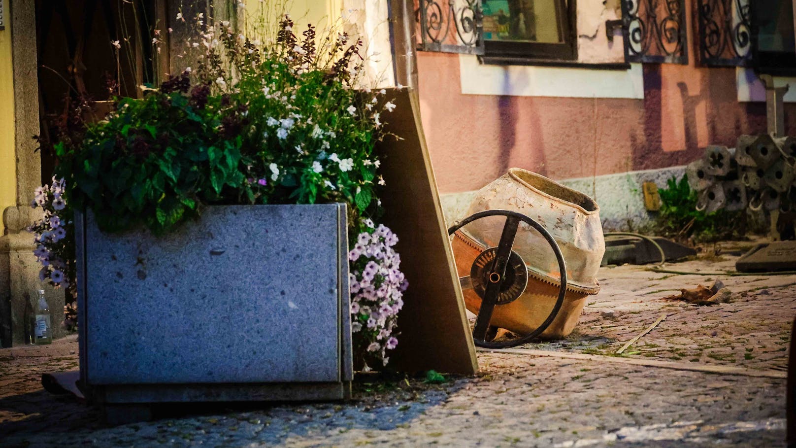 Nach dem Einsturz eines Kellers in Schärding (Oberösterreich) sind in der Nacht auf Mittwoch die beiden verschütteten Bauarbeiter tot geborgen worden.