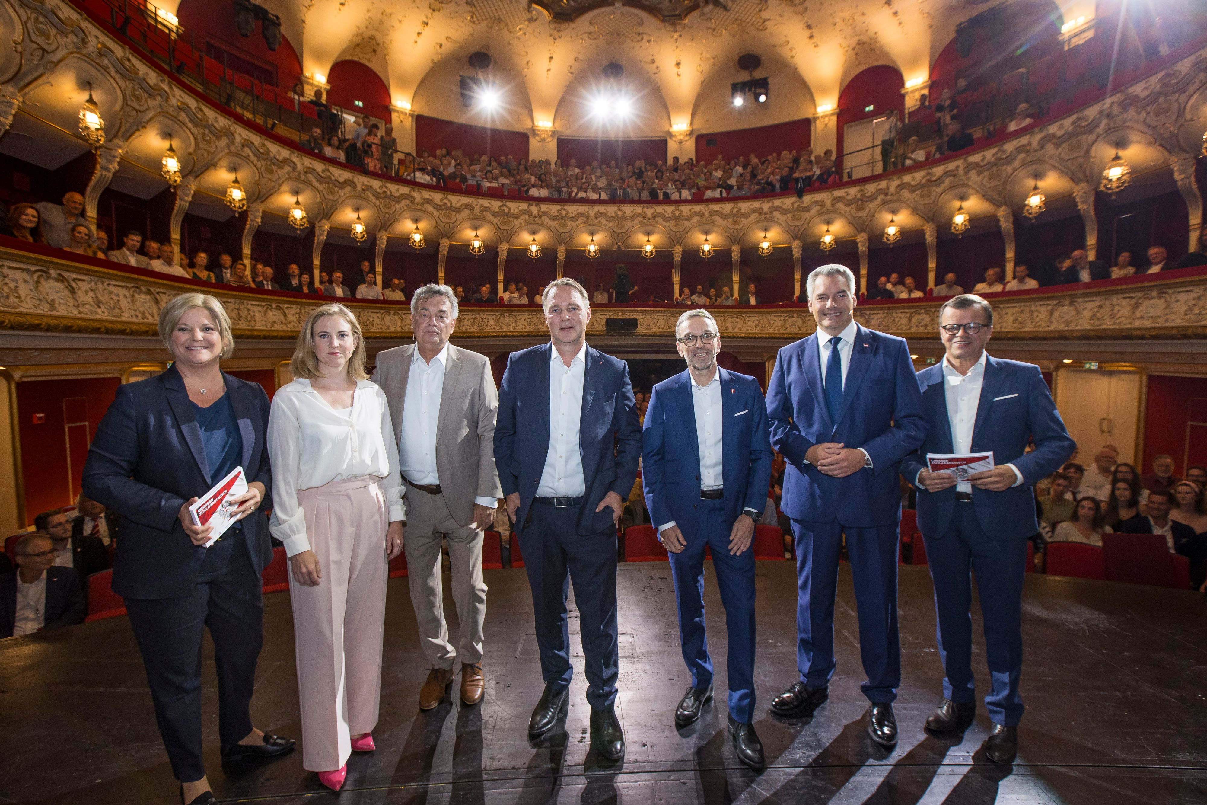 Die Spitzenkandidaten samt Moderatoren vor der Diskussion im Salzburger Landestheater