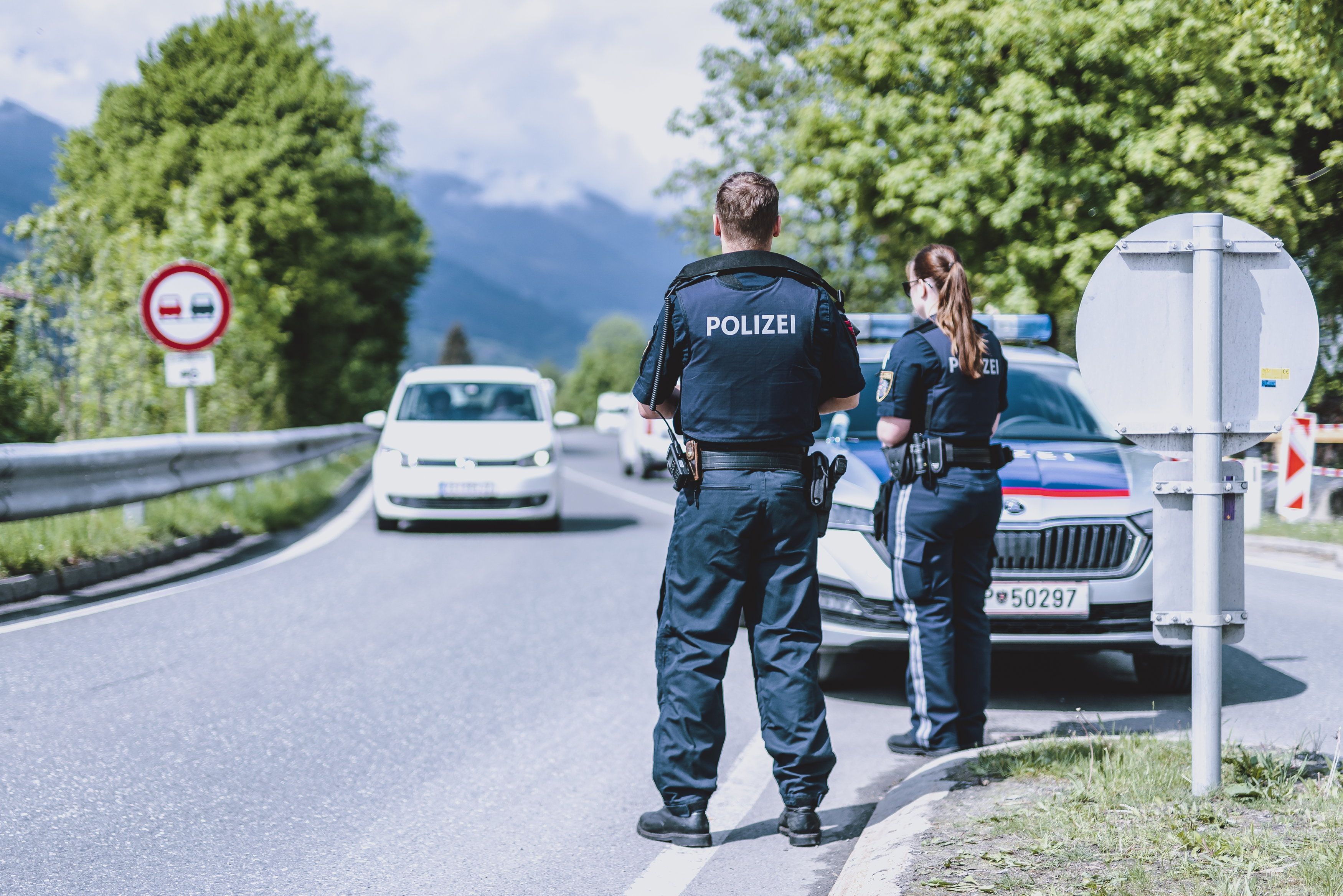 Straßensperre durchbrochen: Der Einbrecher soll fast einen Polizisten umgefahren haben (Symbolbild).
