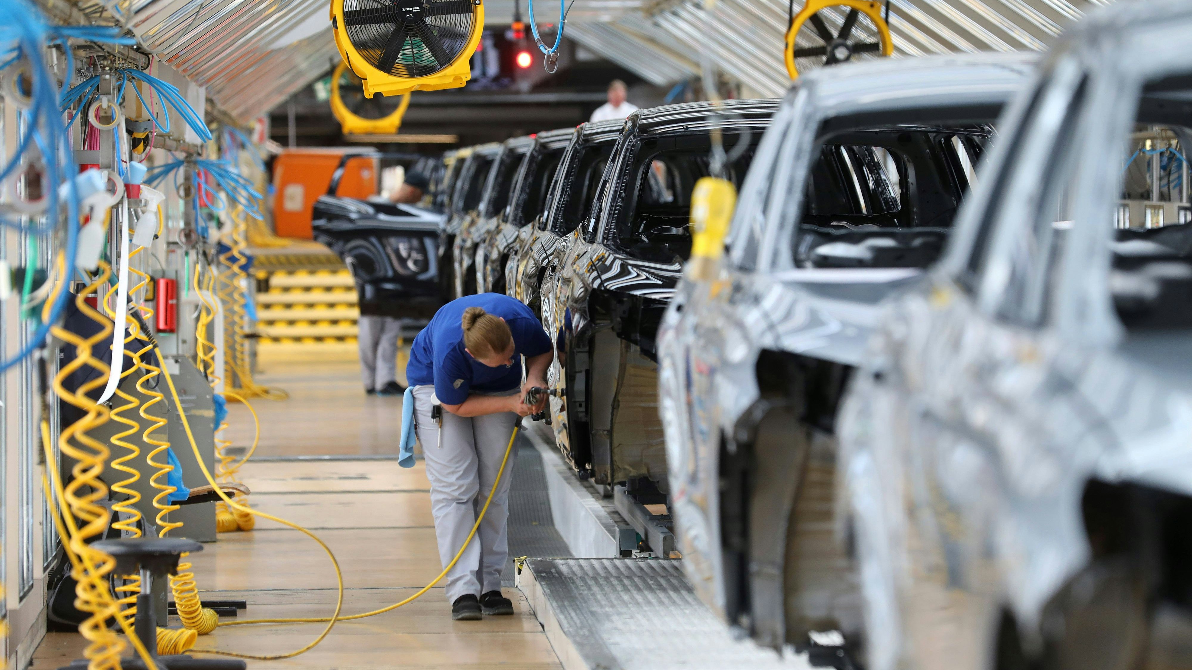 Wolfsburg Niedersachsen Wolfsburg, 23.05.2024, Volkswagen Werk Wolfsburg, VW Golf und VW Tiguan Produktion. Die Endkontrolle des fertig lackierten VW Tiguans. *** Wolfsburg Lower Saxony Wolfsburg, 23 05 2024, Volkswagen plant Wolfsburg, VW Golf and VW Tiguan production The final inspection of the painted VW Tiguan