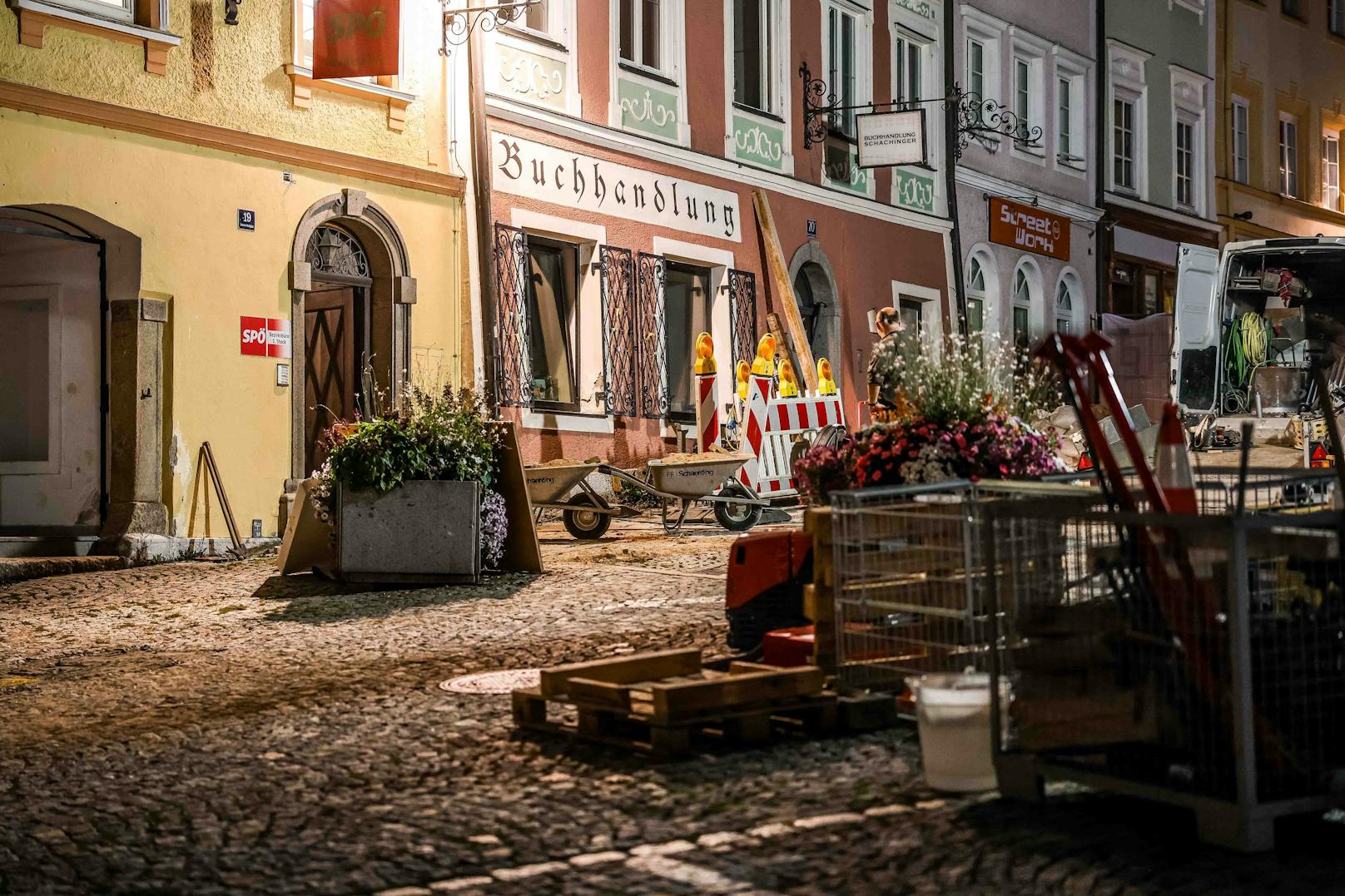 Nach dem Einsturz eines Kellers in Schärding (Oberösterreich) sind in der Nacht auf Mittwoch die beiden verschütteten Bauarbeiter tot geborgen worden.