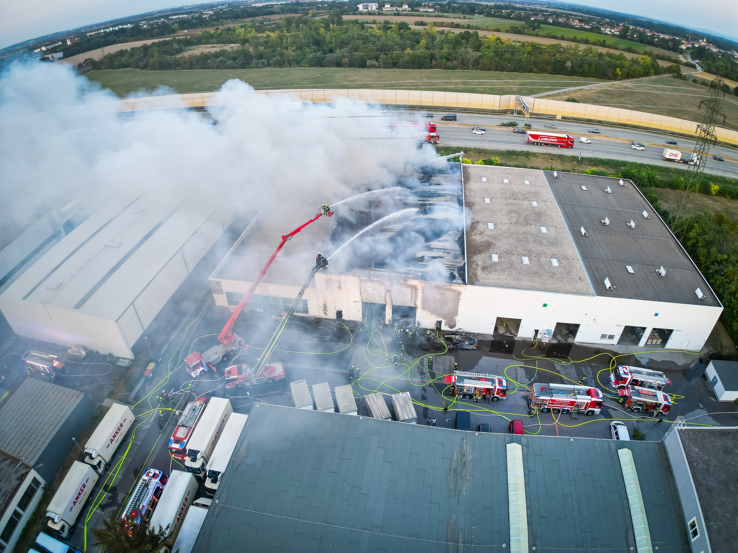 Großbrand in Industriegebiet in NÖ