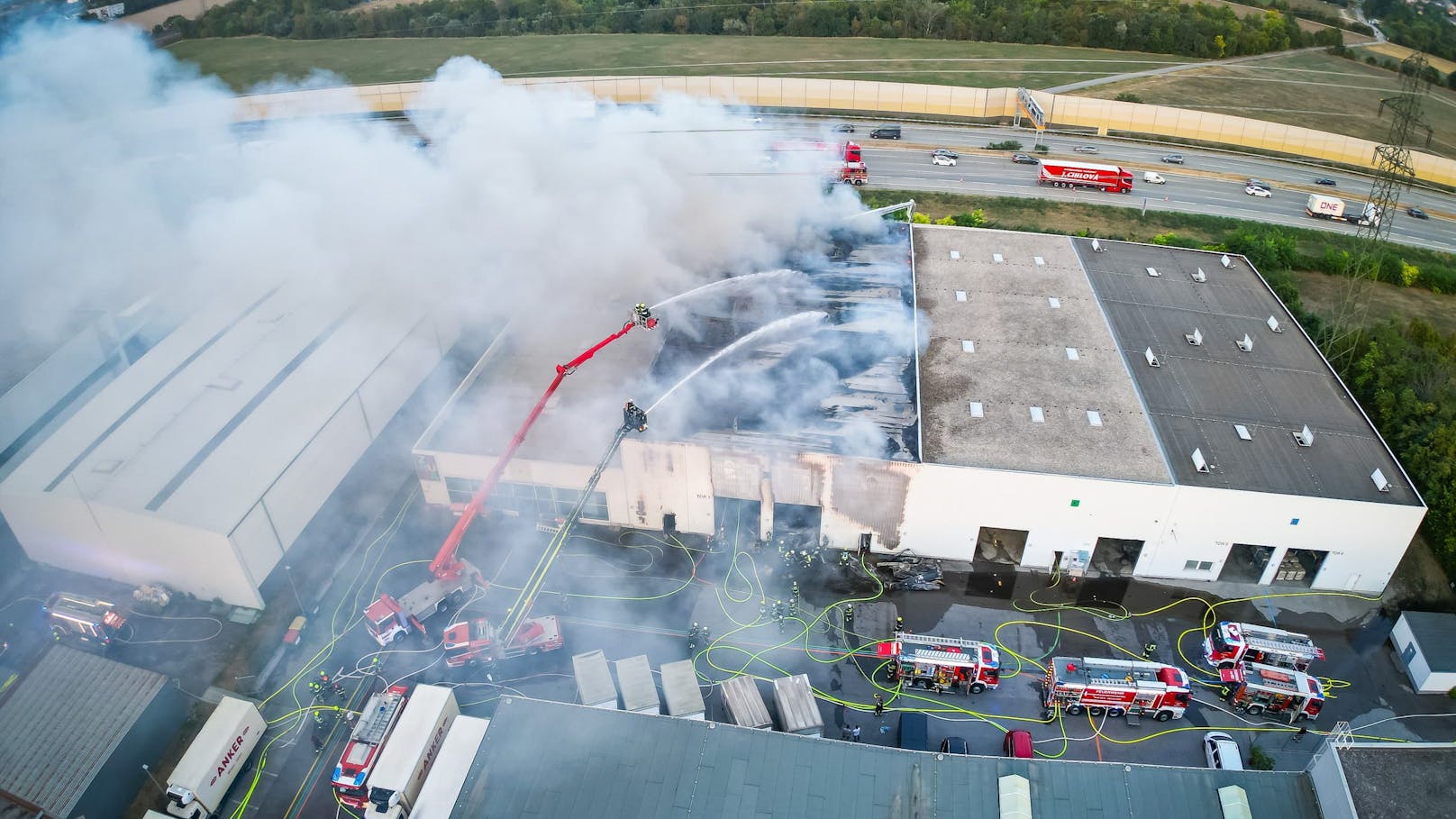 Großbrand bei der A2 fordert vier Verletzte